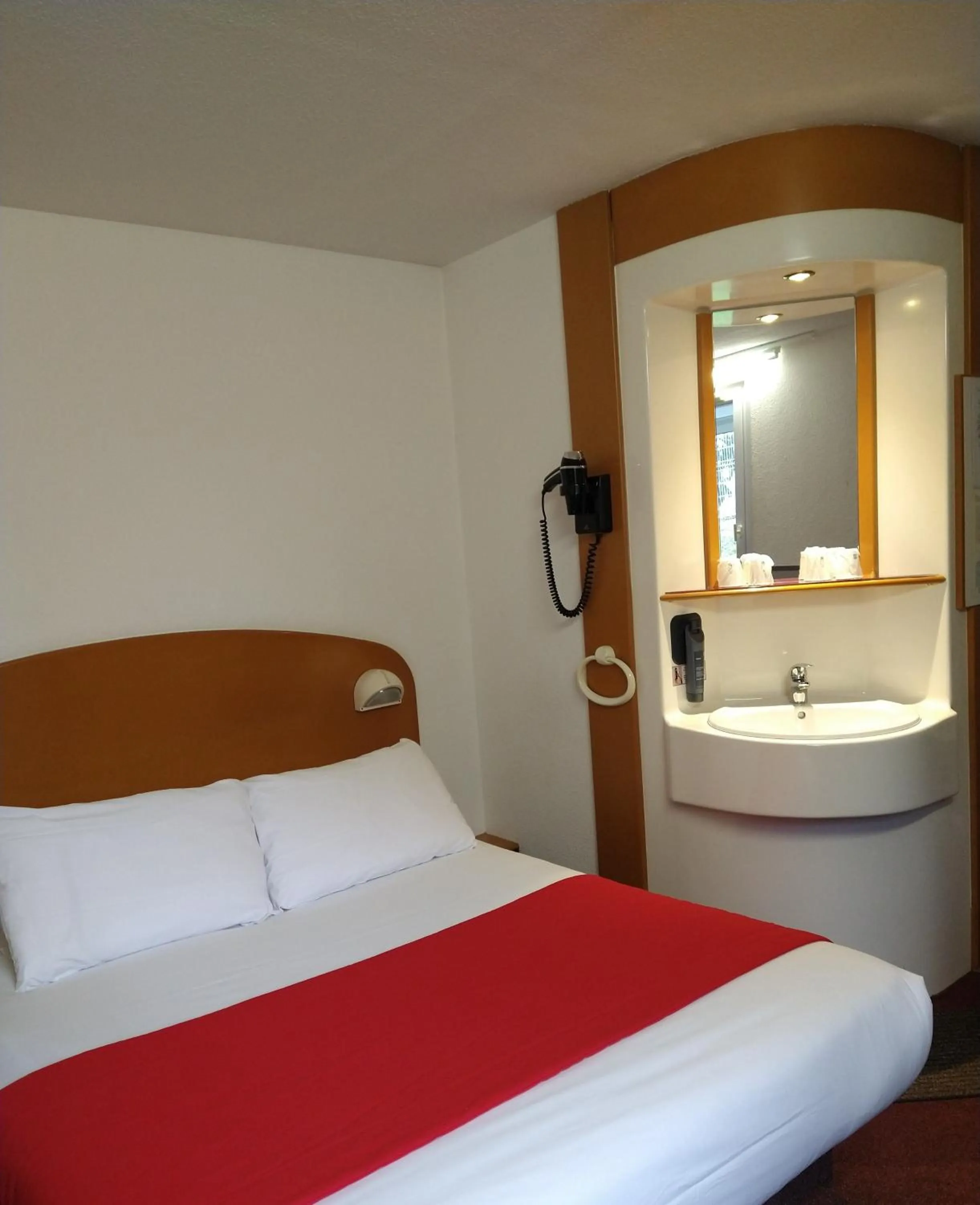 Photo of the whole room, Bed in Quick Palace Le Mans