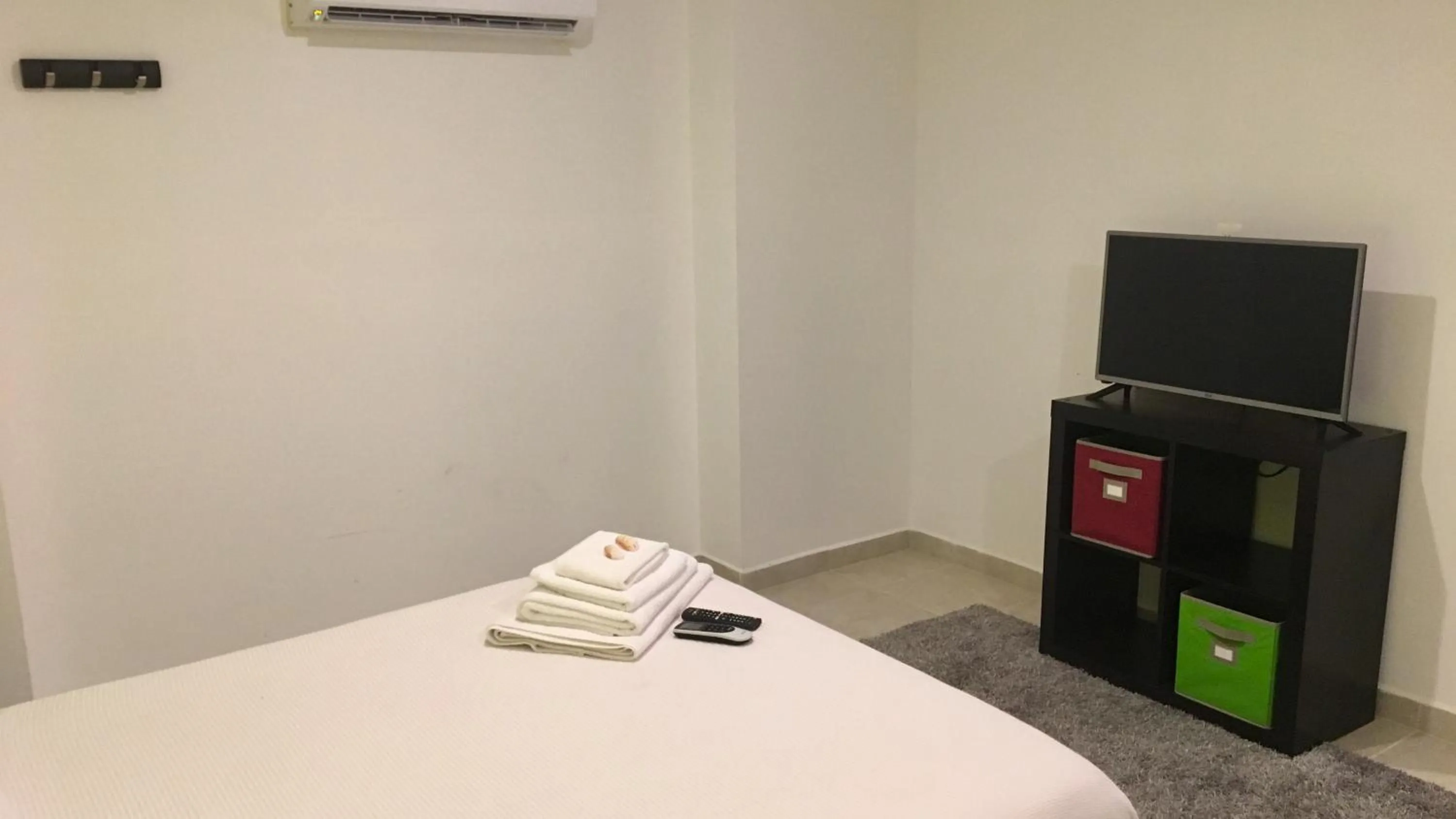 TV and multimedia, Bed in Cancún Suites Apartments - Hotel Zone