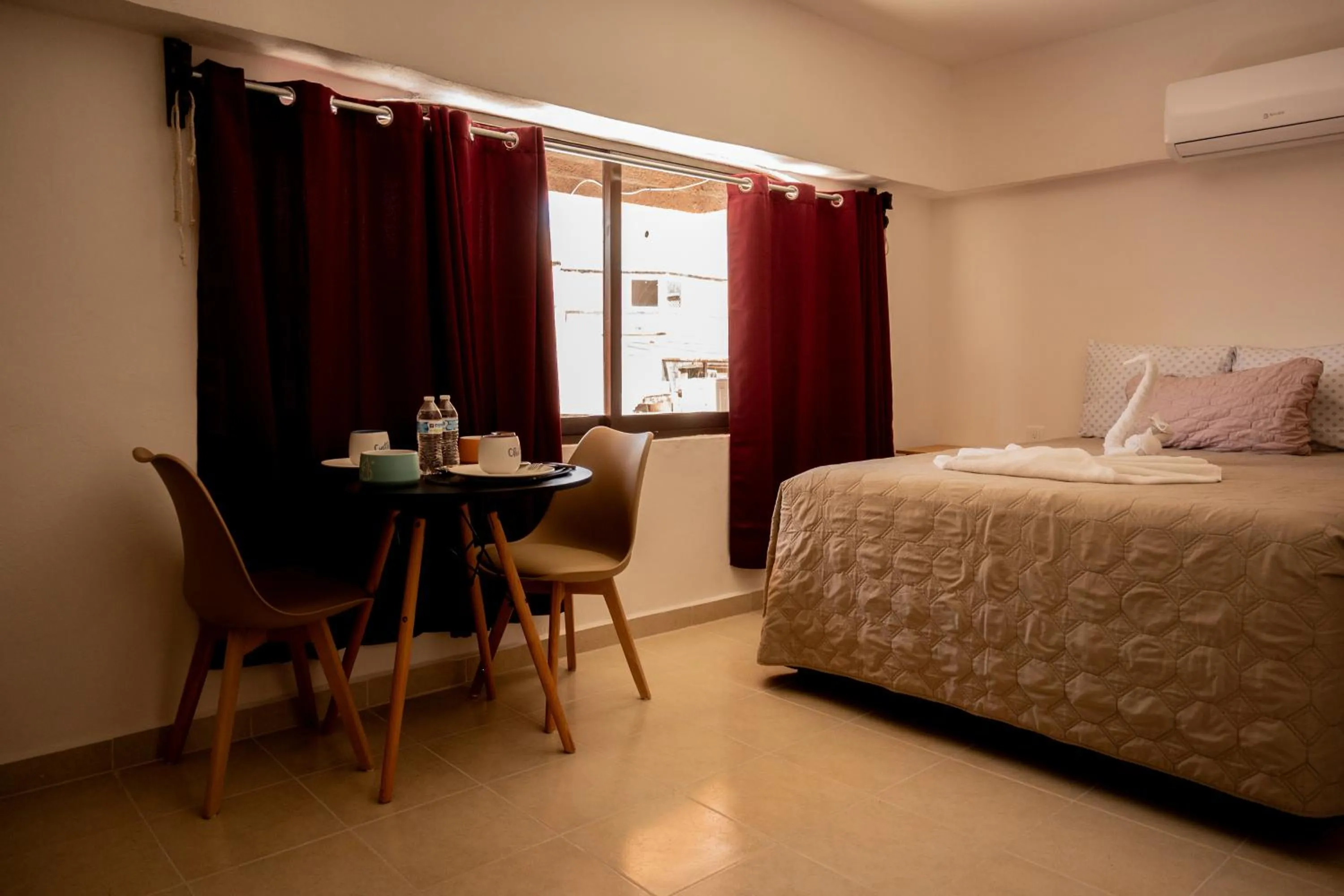 Dining area, Bed in Cancún Suites Apartments - Hotel Zone