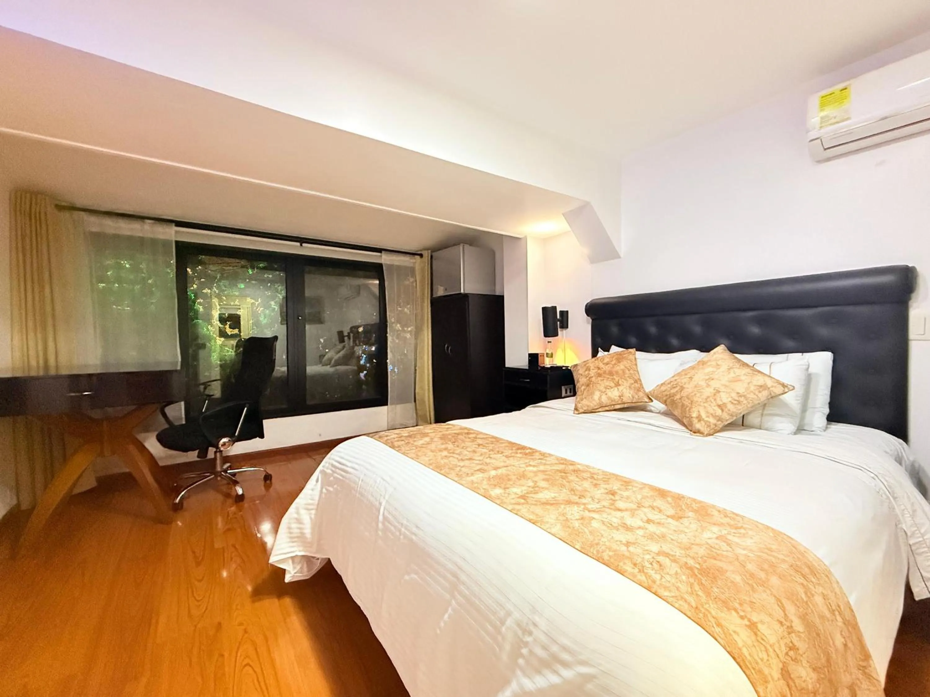 Property building, Bed in Hotel Veler