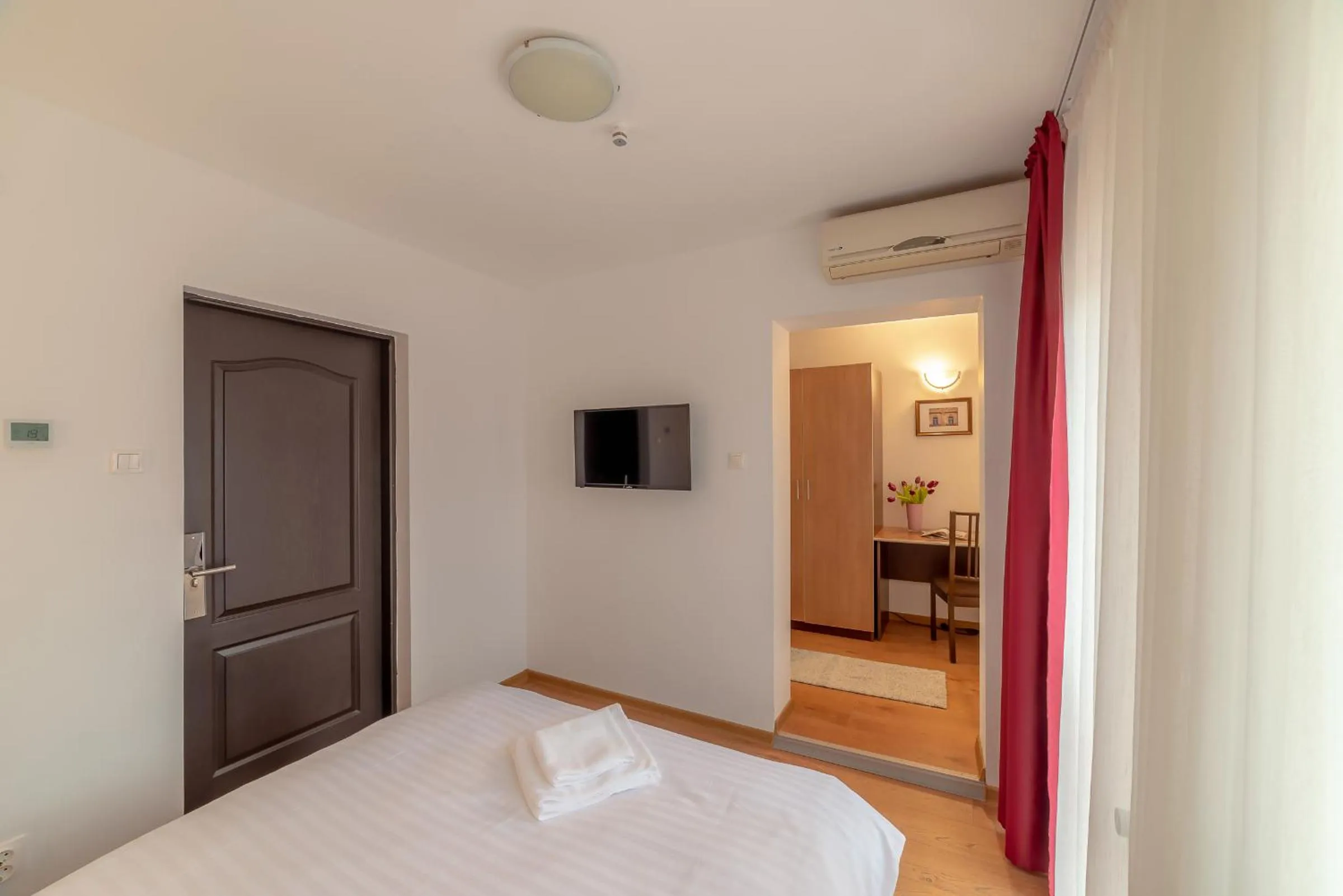 Photo of the whole room, Bed in Pension Cluj