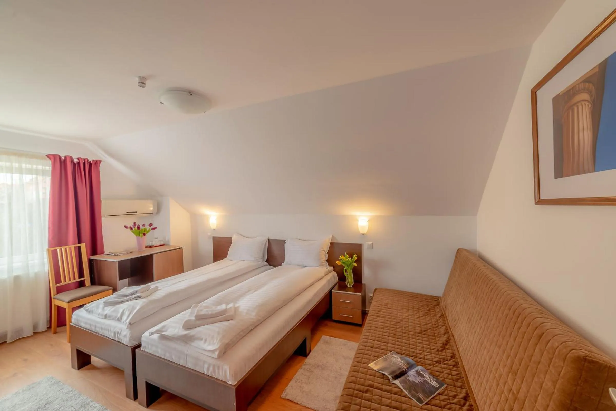 Photo of the whole room, Bed in Pension Cluj