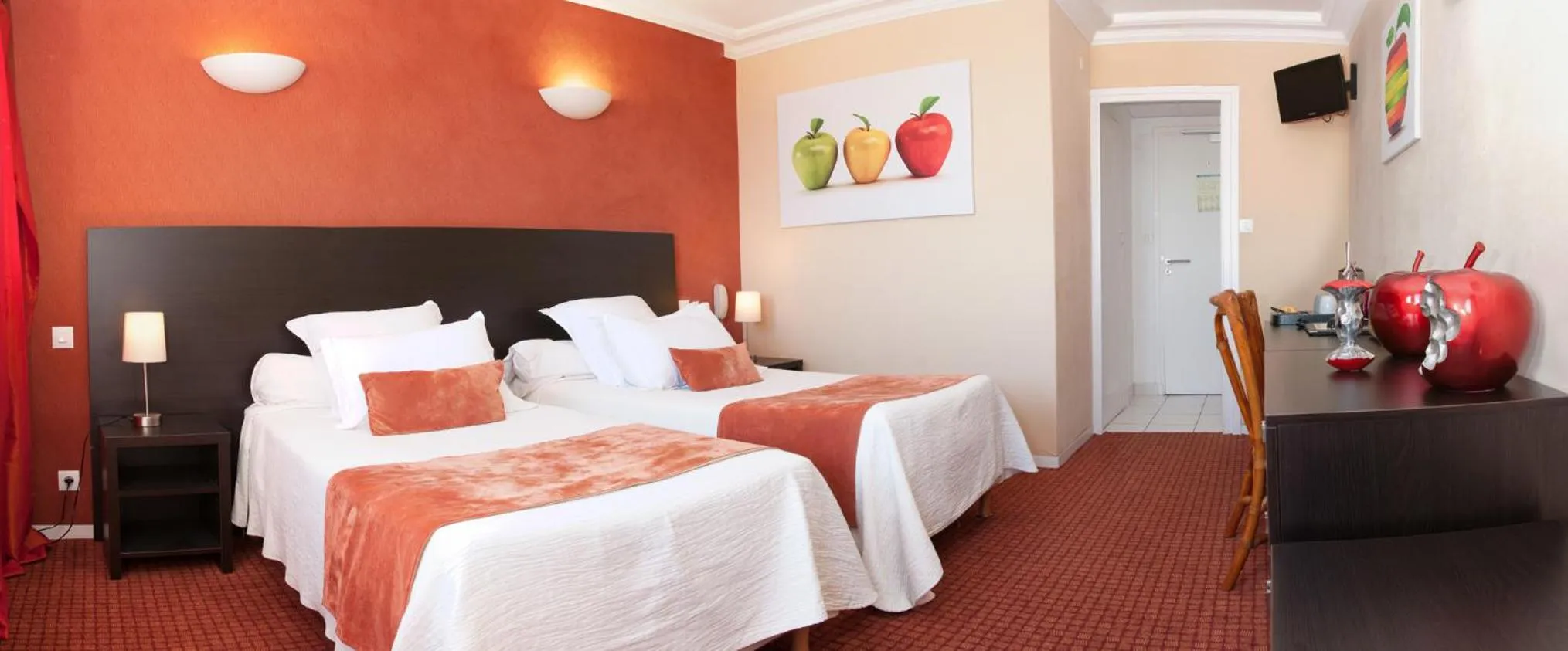 Photo of the whole room, Bed in Logis Hotel Du Casino Restaurant Le Mathelia