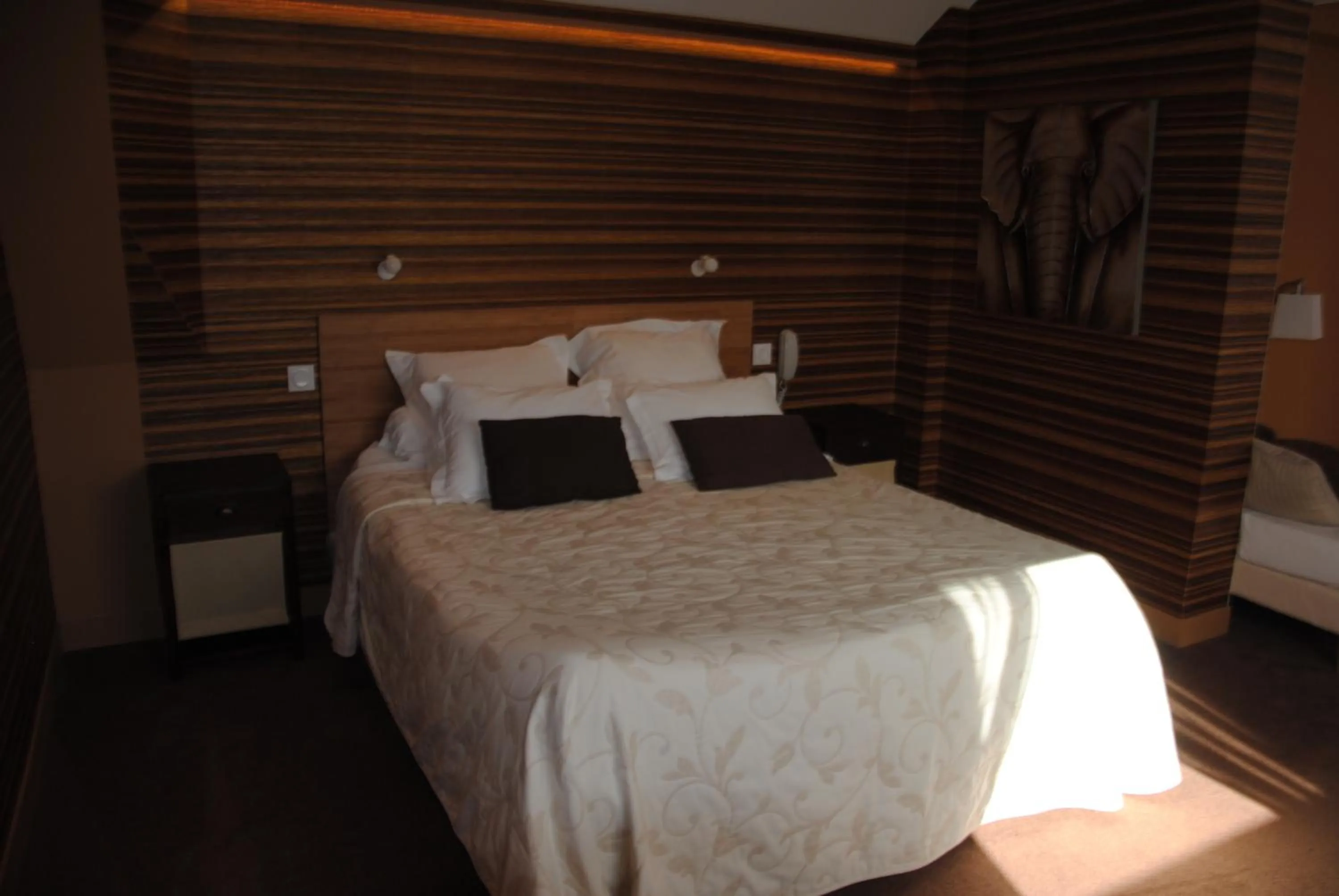 Bed in Logis Hotel Du Casino Restaurant Le Mathelia