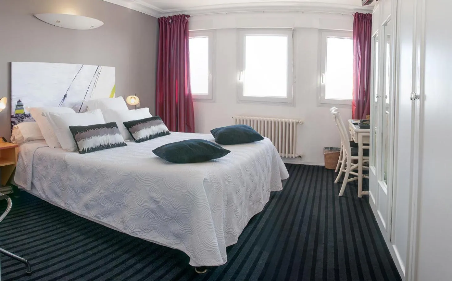 Bed in Logis Hotel Du Casino Restaurant Le Mathelia