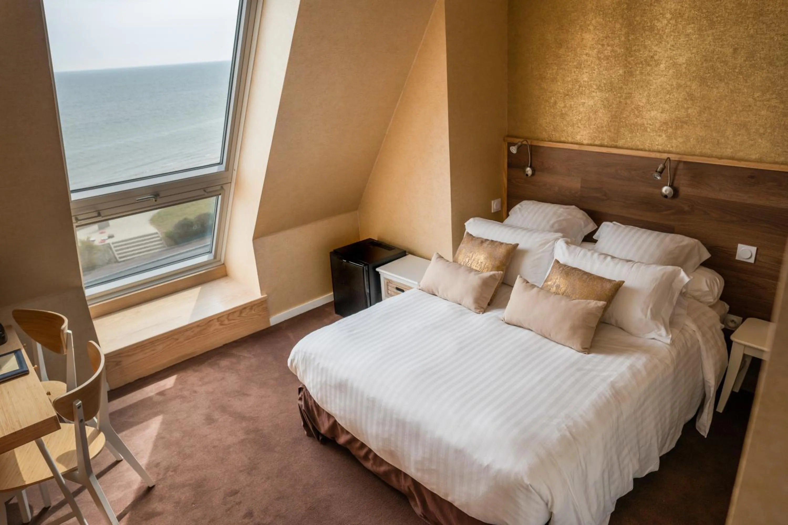 Sea view, Bed in Logis Hotel Du Casino Restaurant Le Mathelia