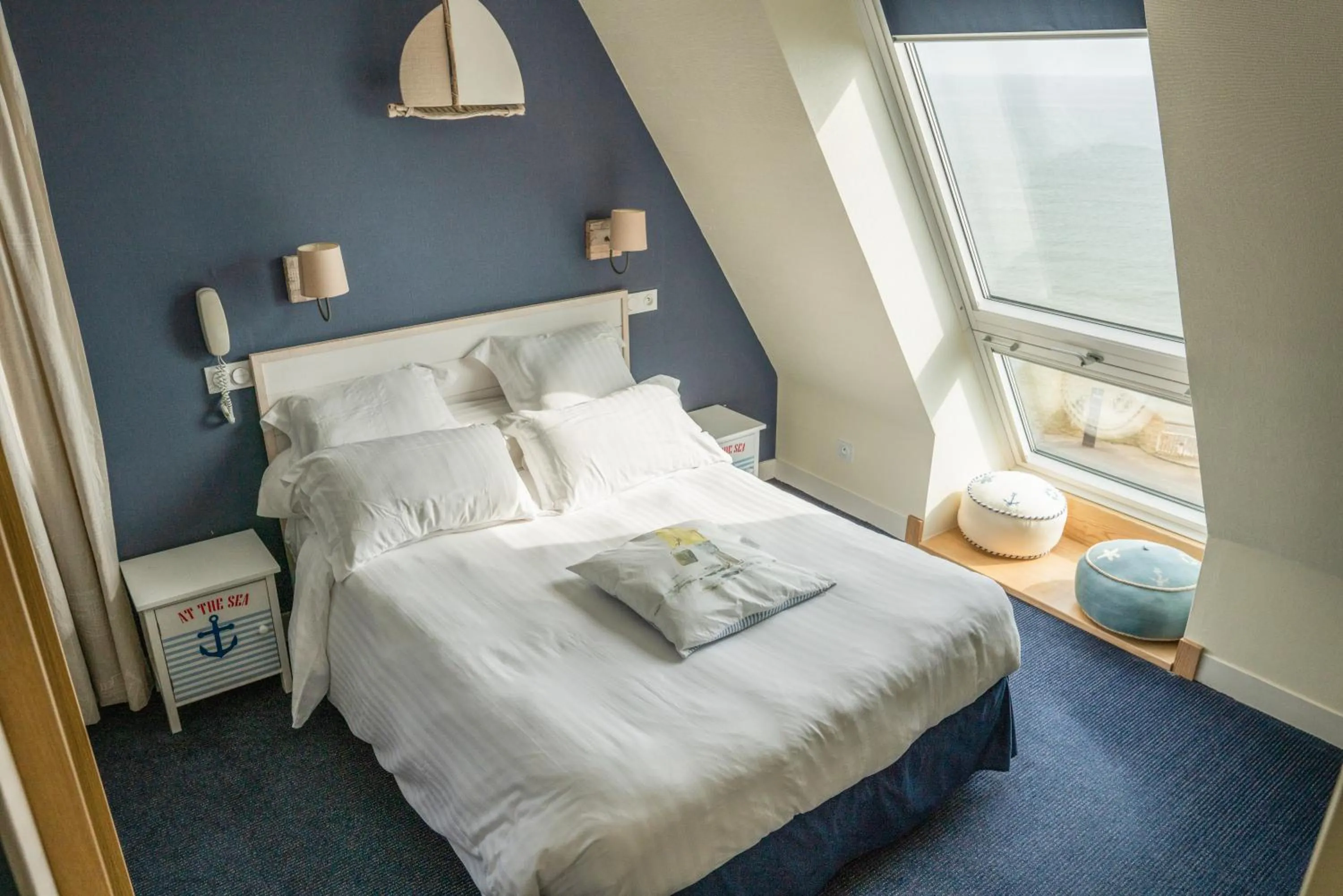 Sea view, Bed in Logis Hotel Du Casino Restaurant Le Mathelia