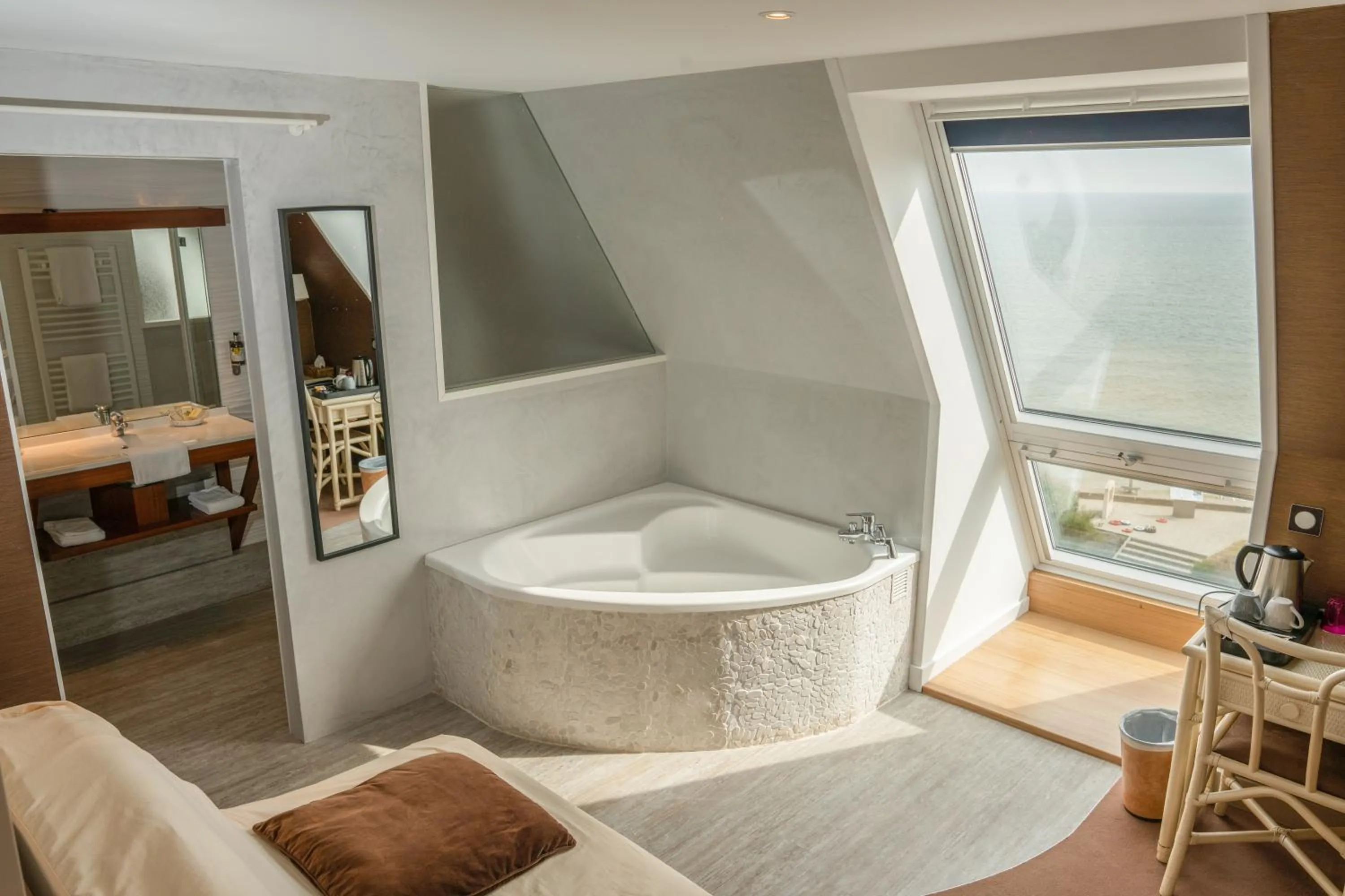 Sea view, Bed in Logis Hotel Du Casino Restaurant Le Mathelia