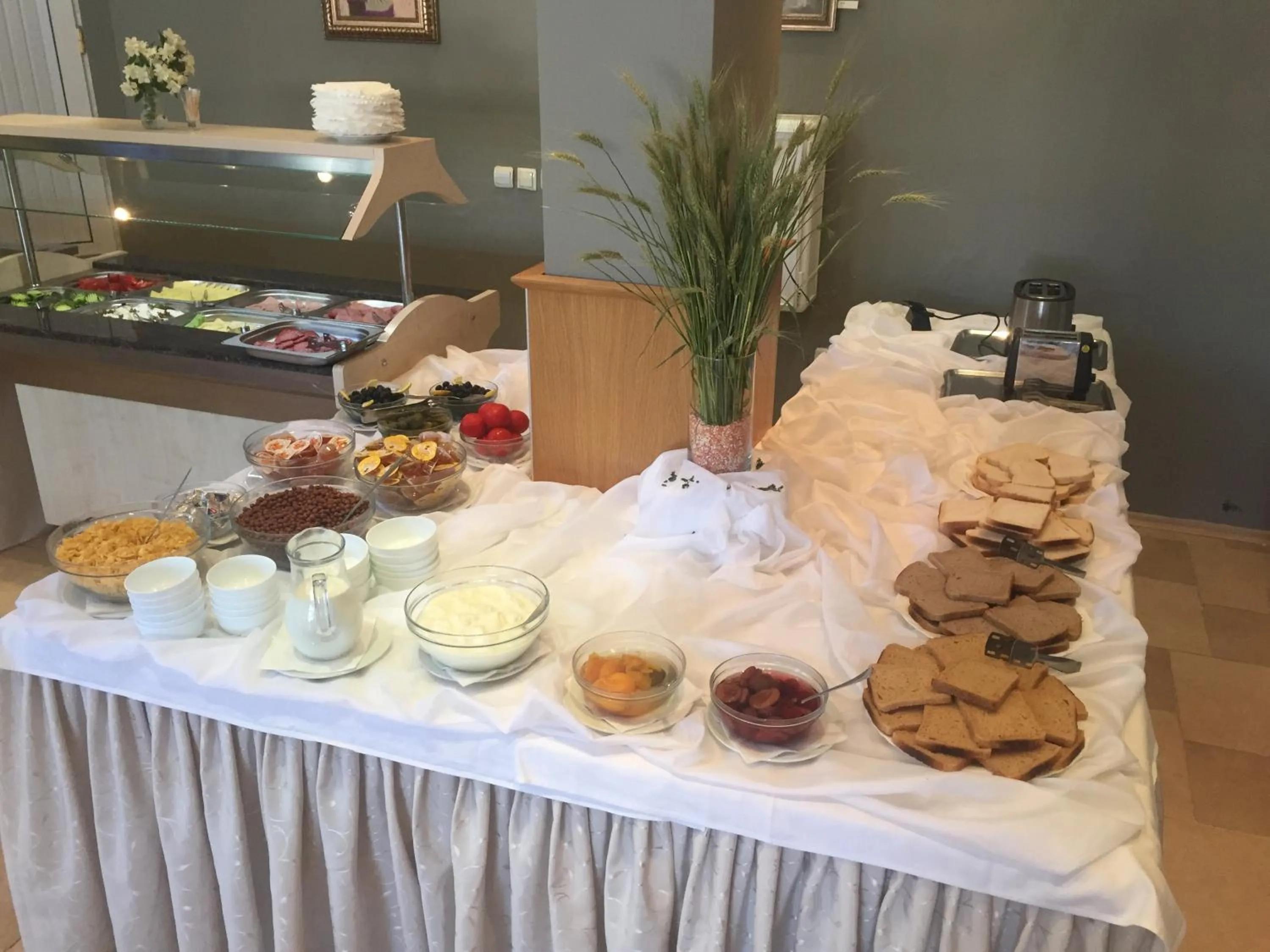 Restaurant/places to eat in Helios Hotel