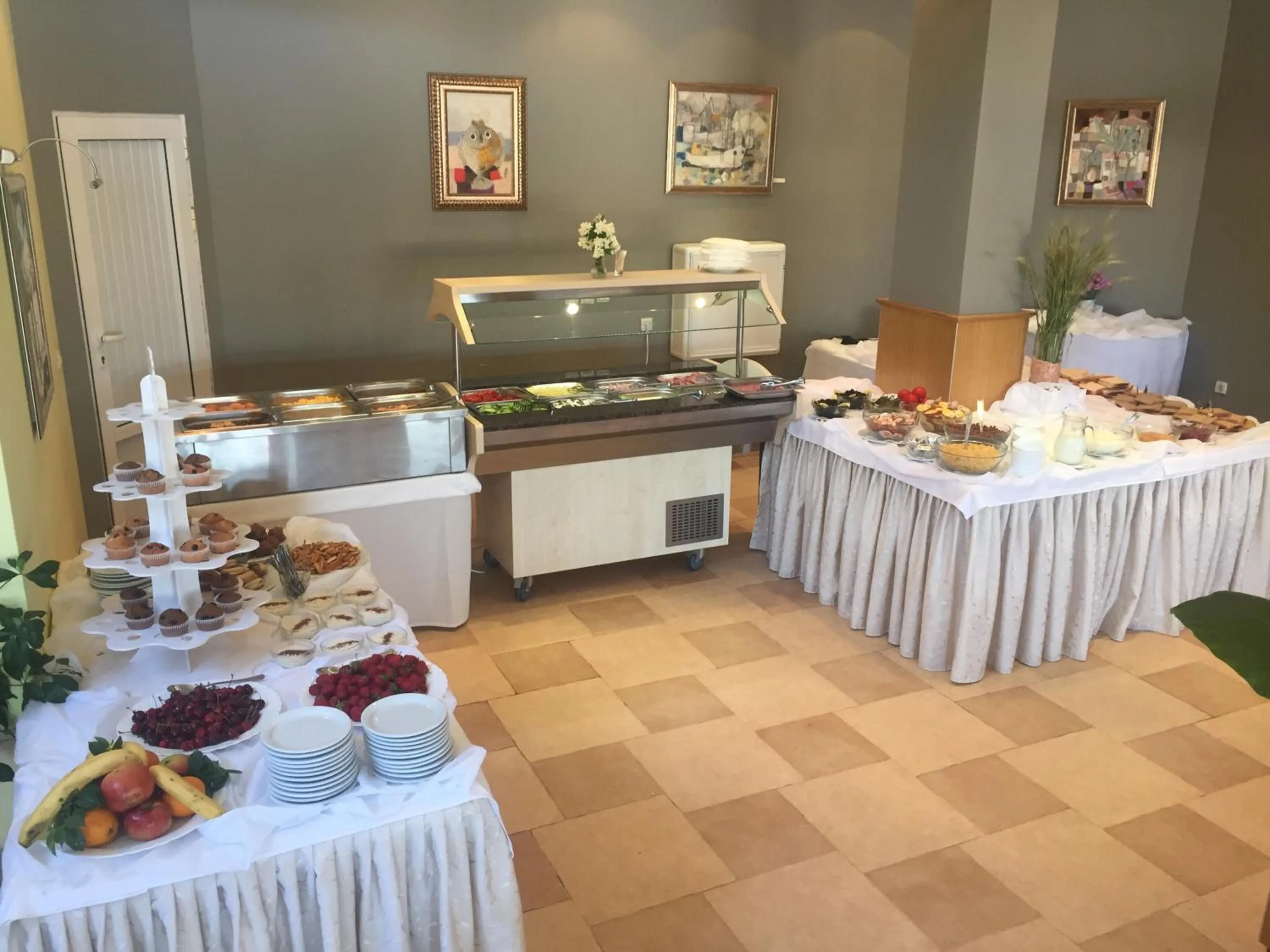 Restaurant/places to eat in Helios Hotel