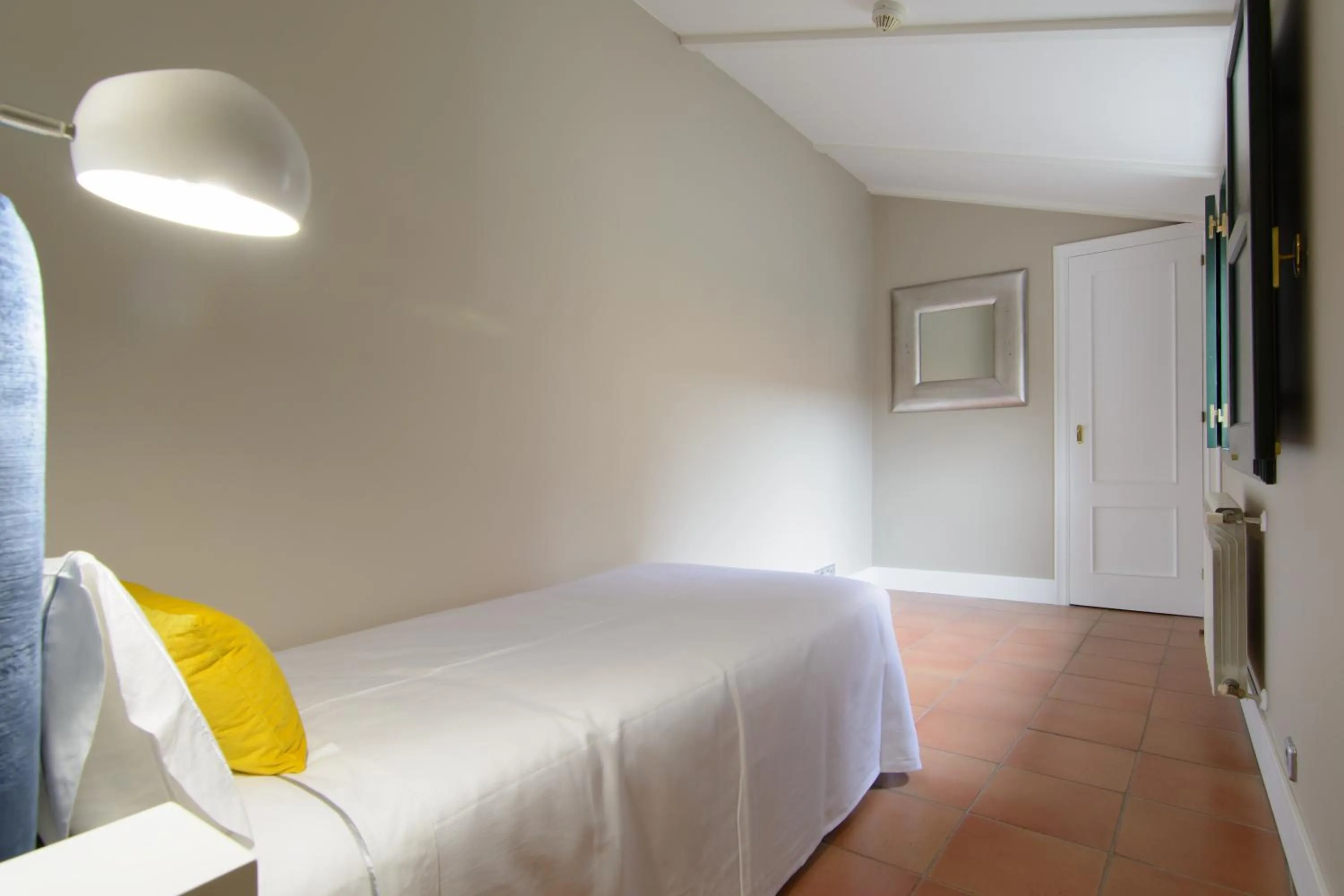 Photo of the whole room, Bed in Pazo de Mendoza