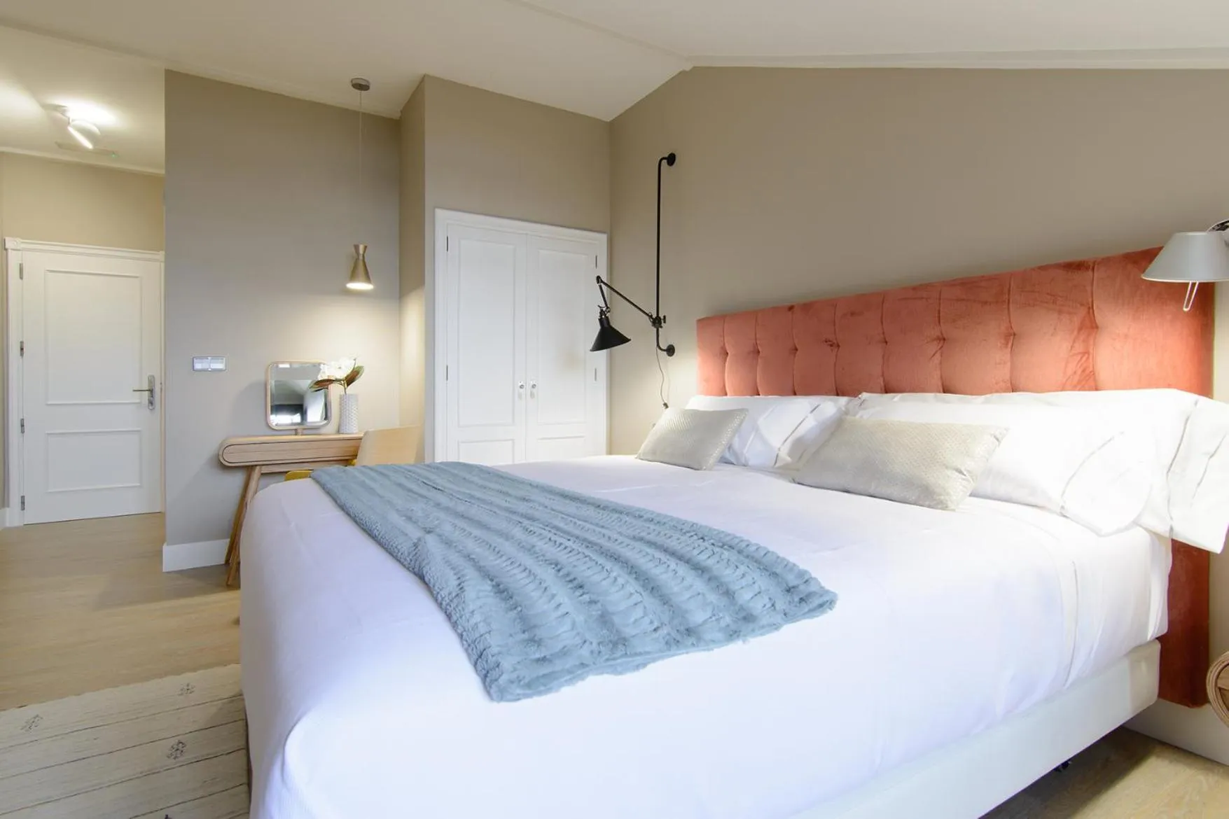 Photo of the whole room, Bed in Pazo de Mendoza