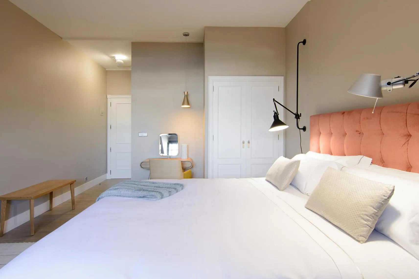 Photo of the whole room, Bed in Pazo de Mendoza