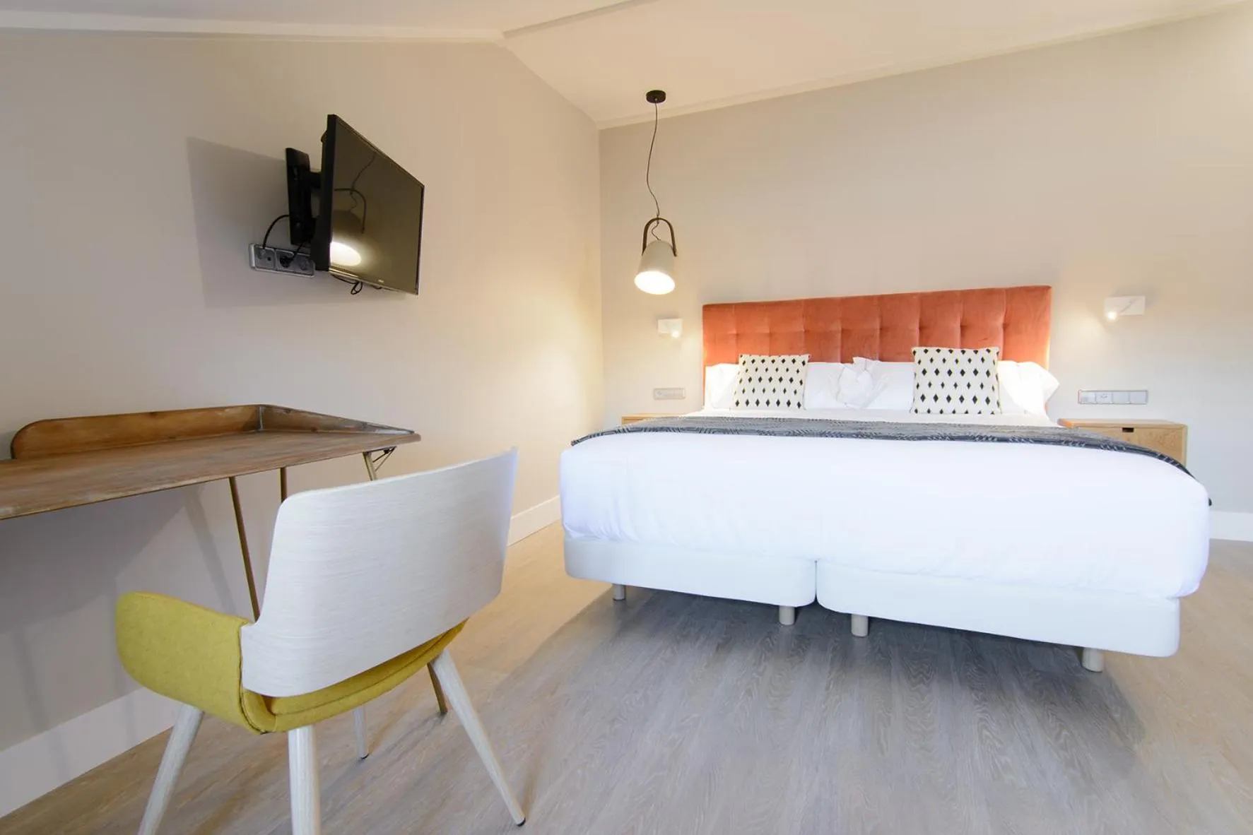 Photo of the whole room, Bed in Pazo de Mendoza