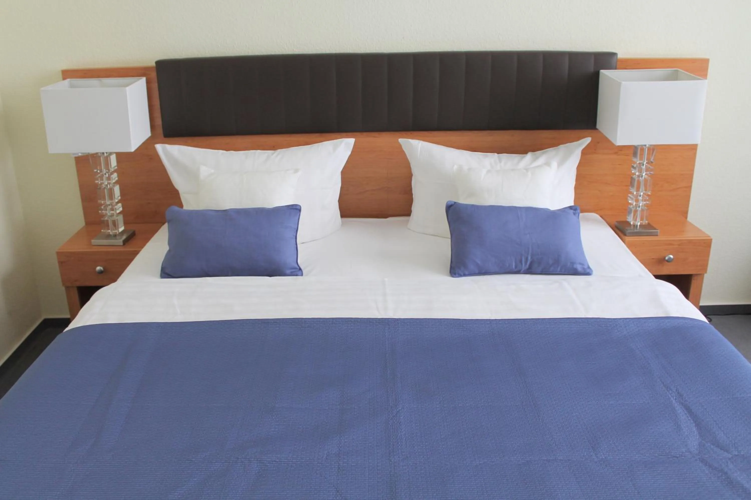 Bed in Hotel Expo Frankfurt City Centre - Self Check-In