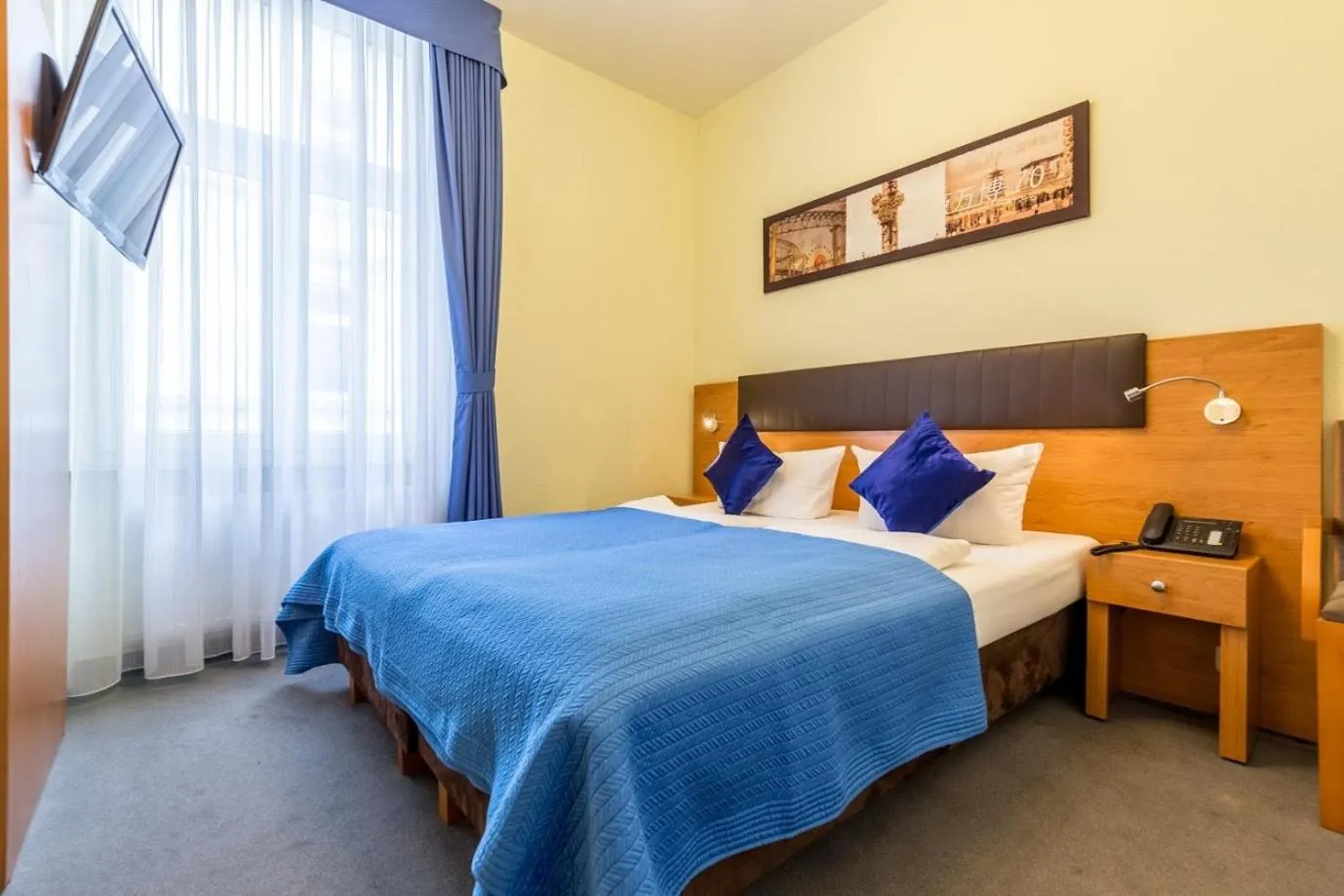 Bed in Hotel Expo Frankfurt City Centre - Self Check-In