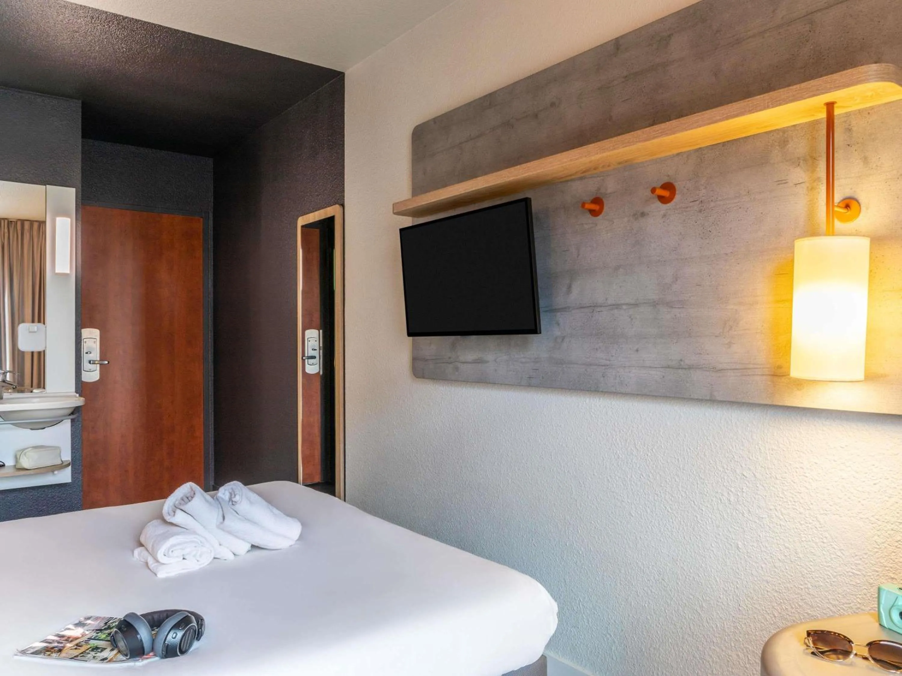 Bedroom, Bed in ibis budget Paris Porte de Pantin