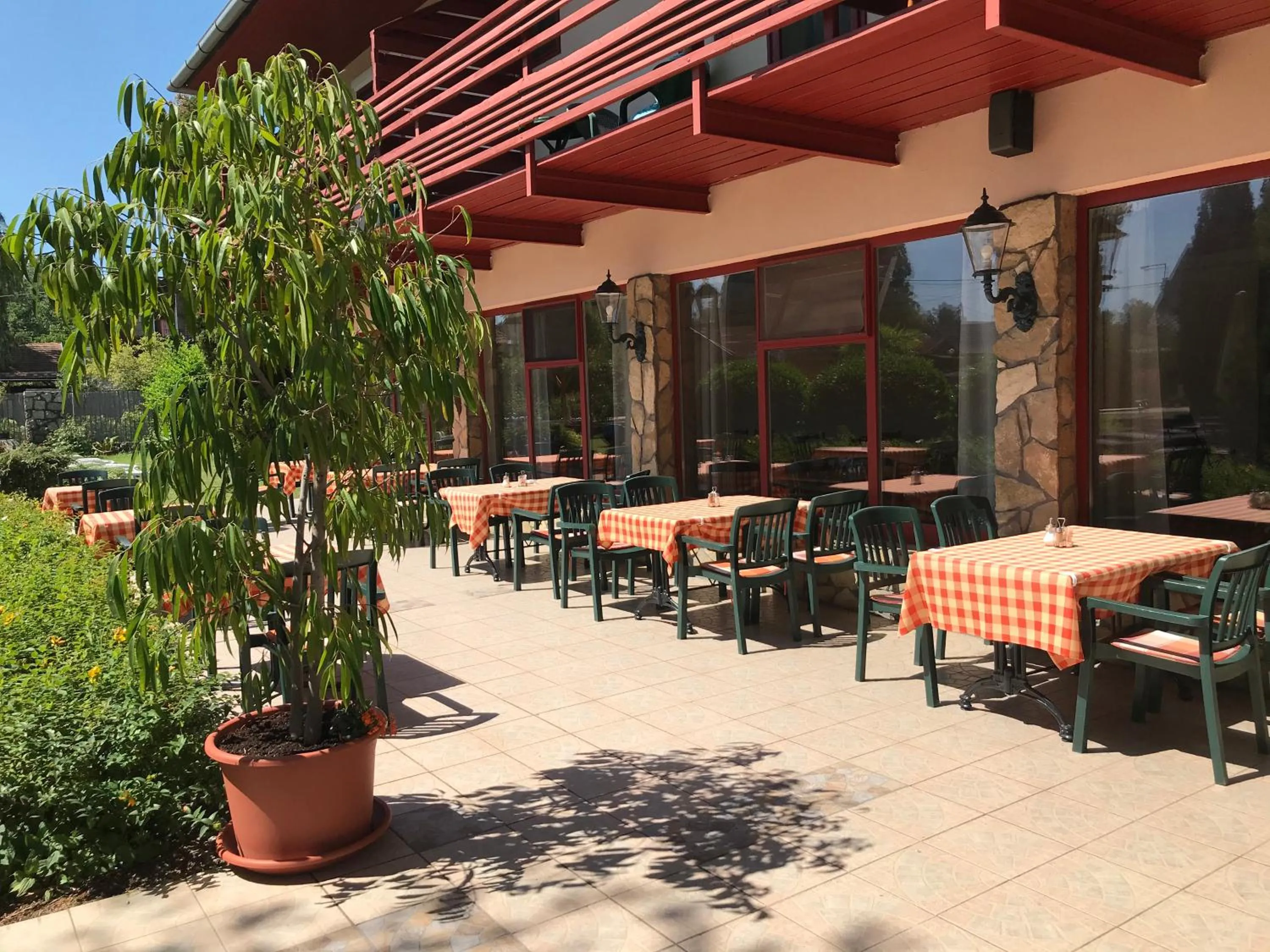 Patio in Zsanett Hotel