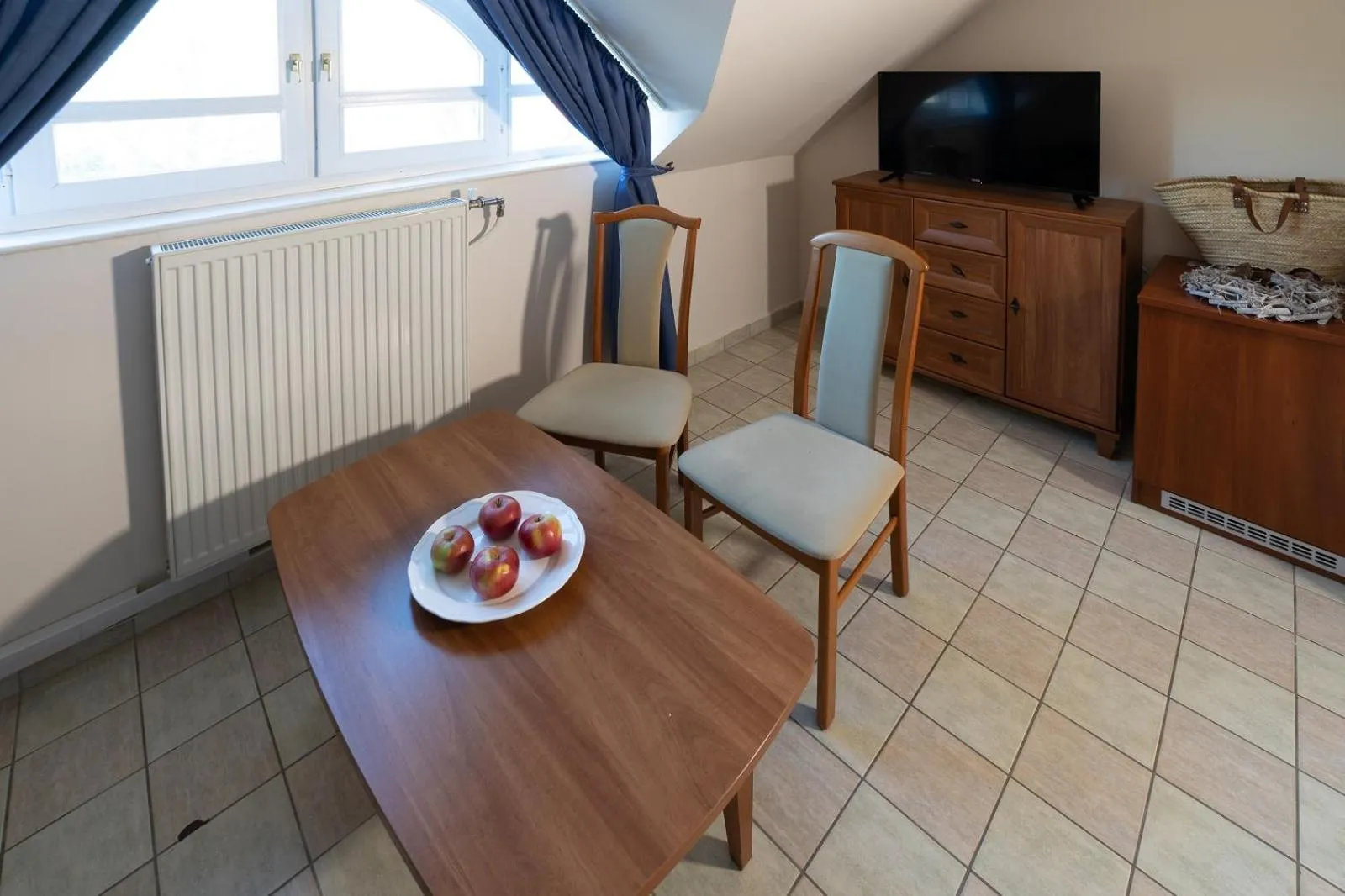 Communal lounge/ TV room in Zsanett Hotel