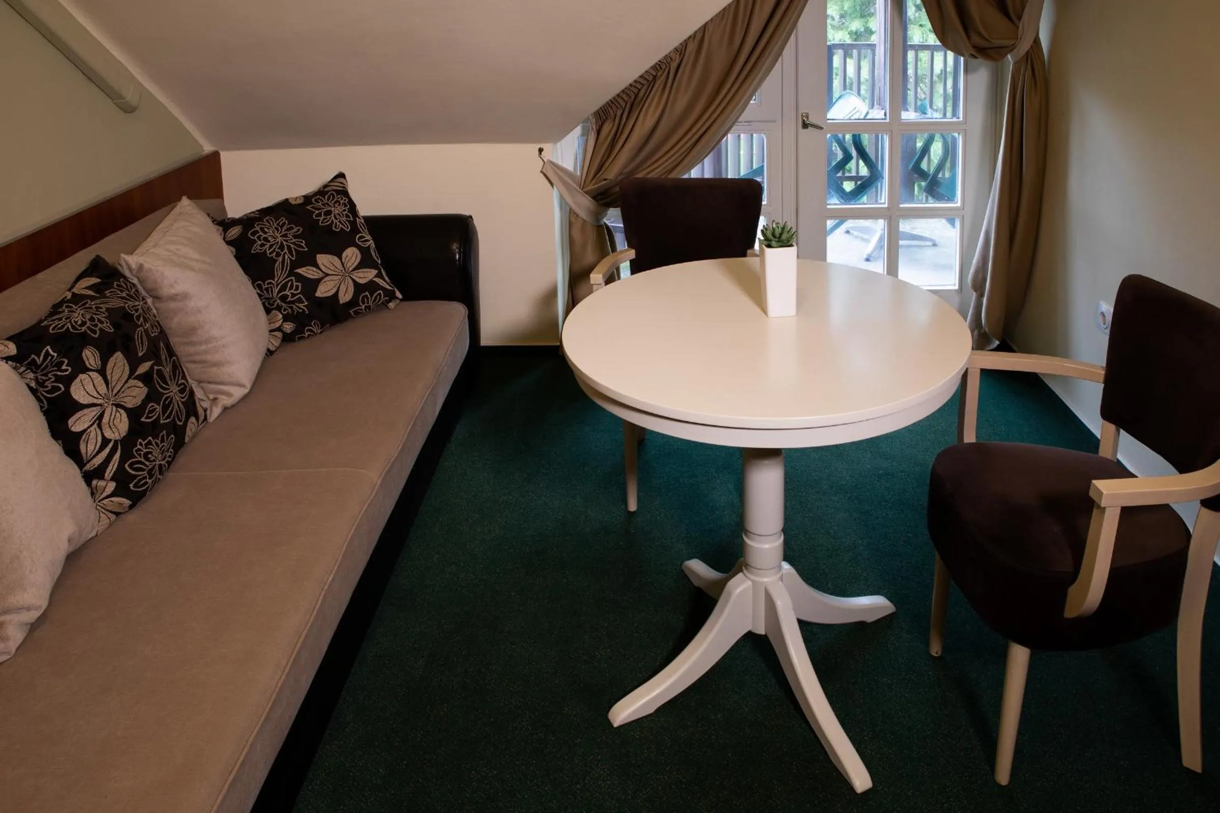 Living room in Zsanett Hotel