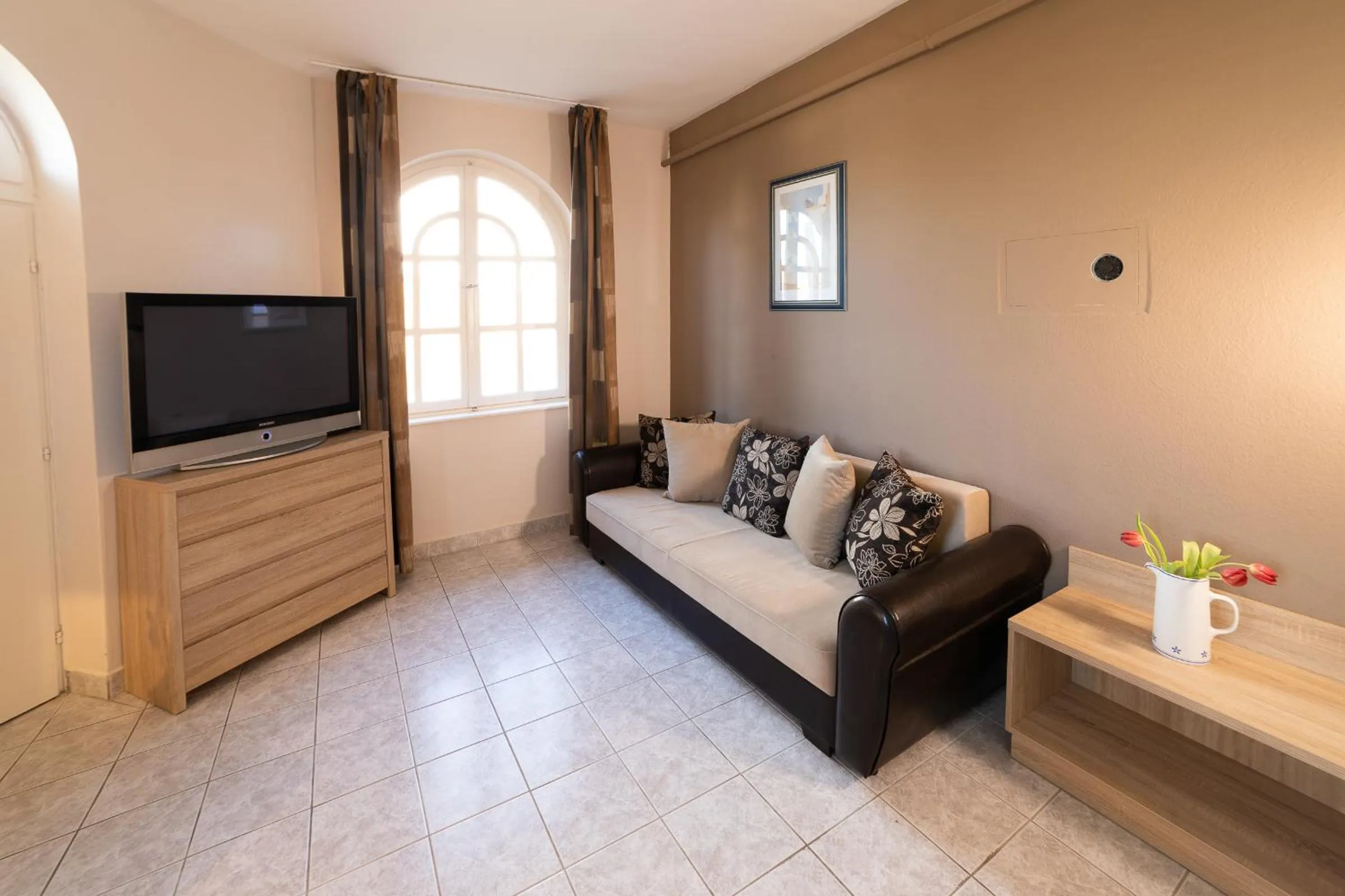 Communal lounge/ TV room in Zsanett Hotel