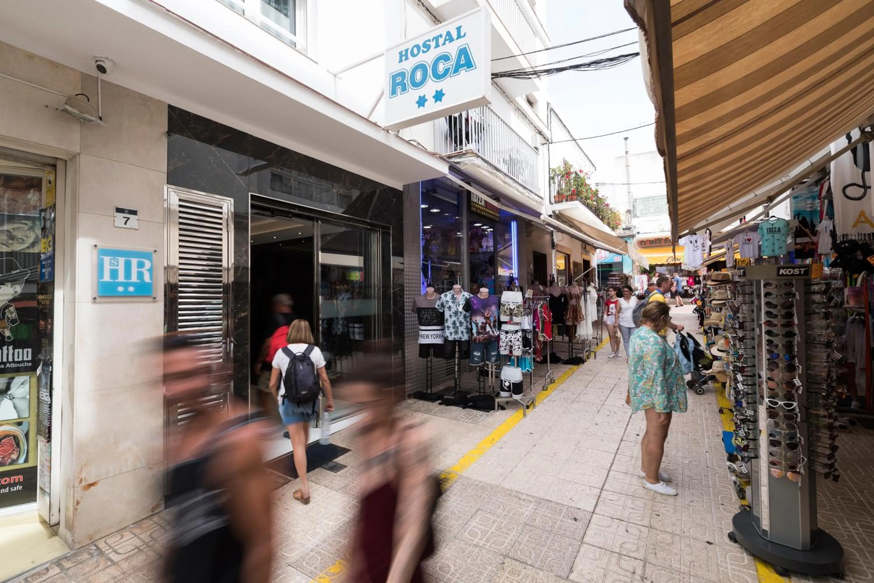 Facade/entrance in Hostal Roca