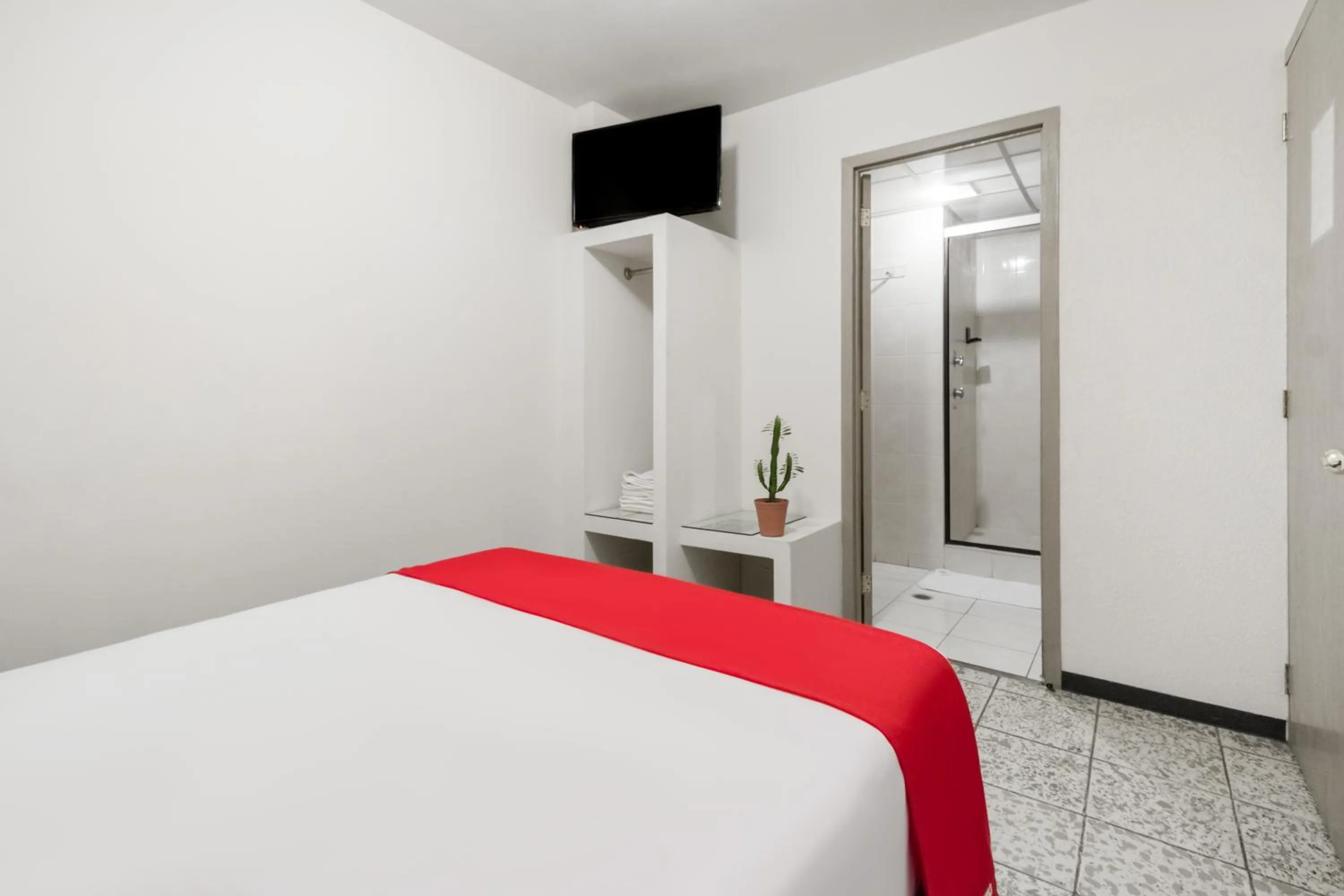 Bedroom, TV/Entertainment Center in OYO Hotel Del Llanito, Aguascalientes