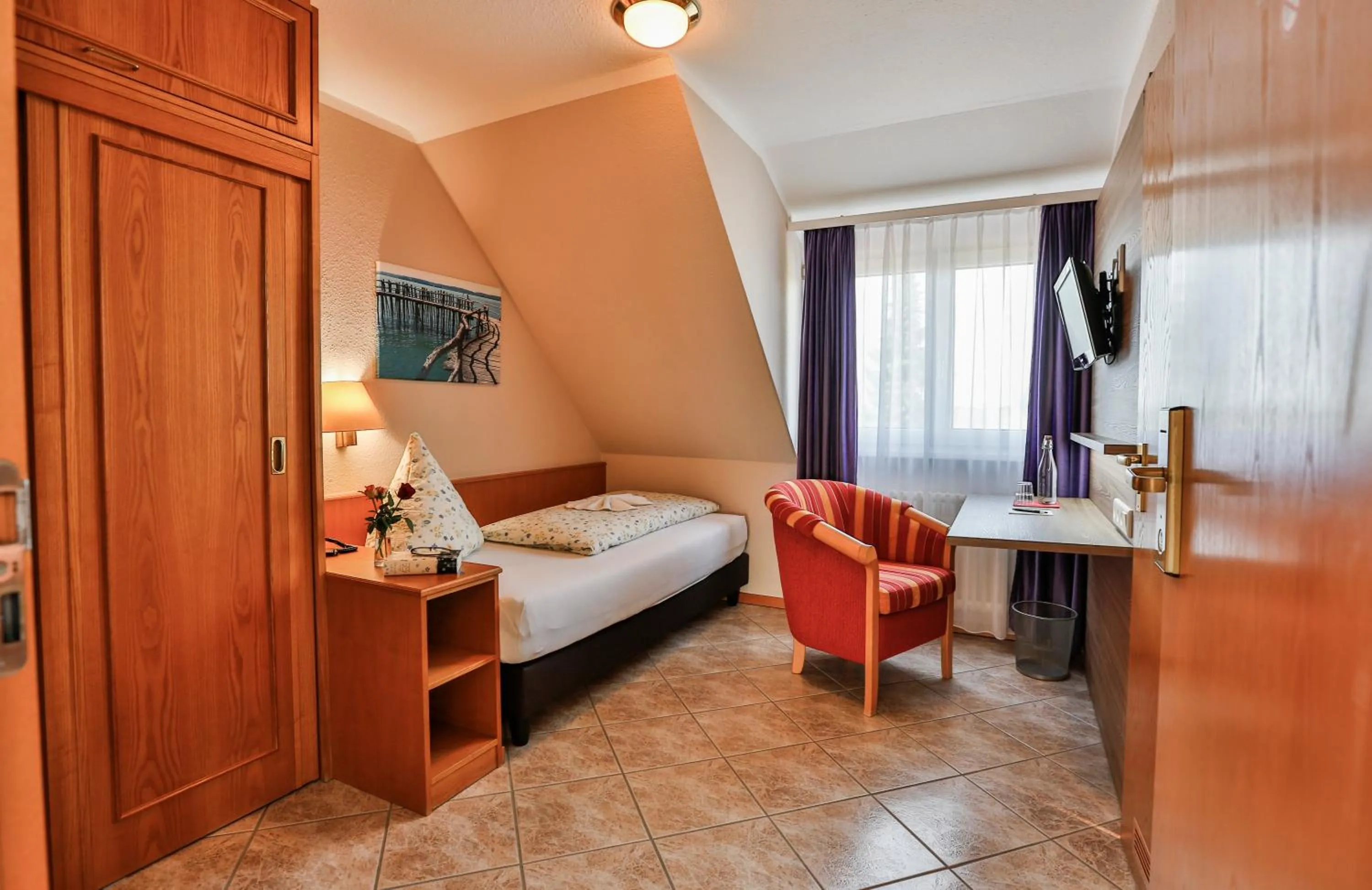 Photo of the whole room, Bed in Hotel-Restaurant zum Ochsen