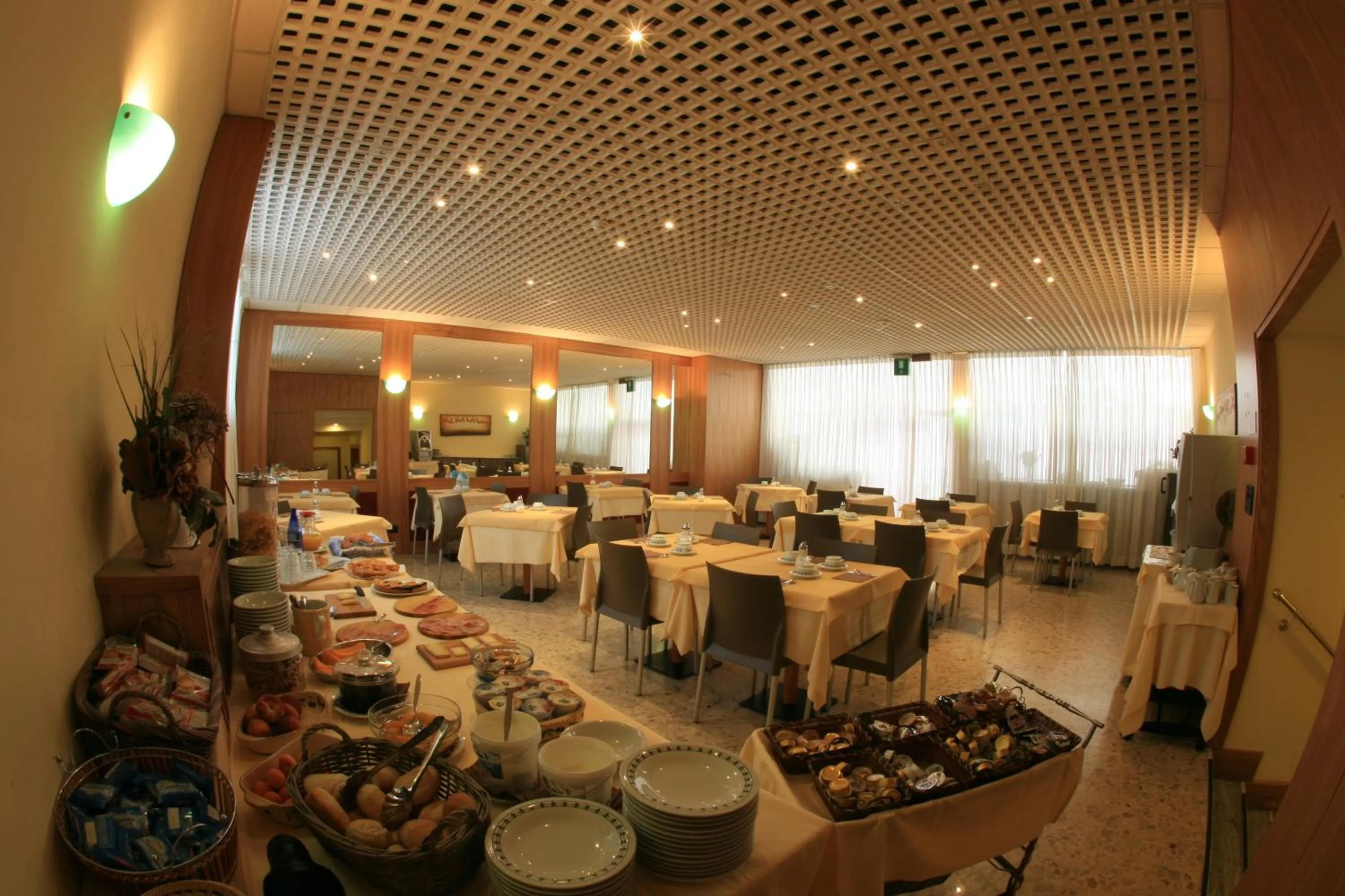 Restaurant/places to eat in Hotel Roma