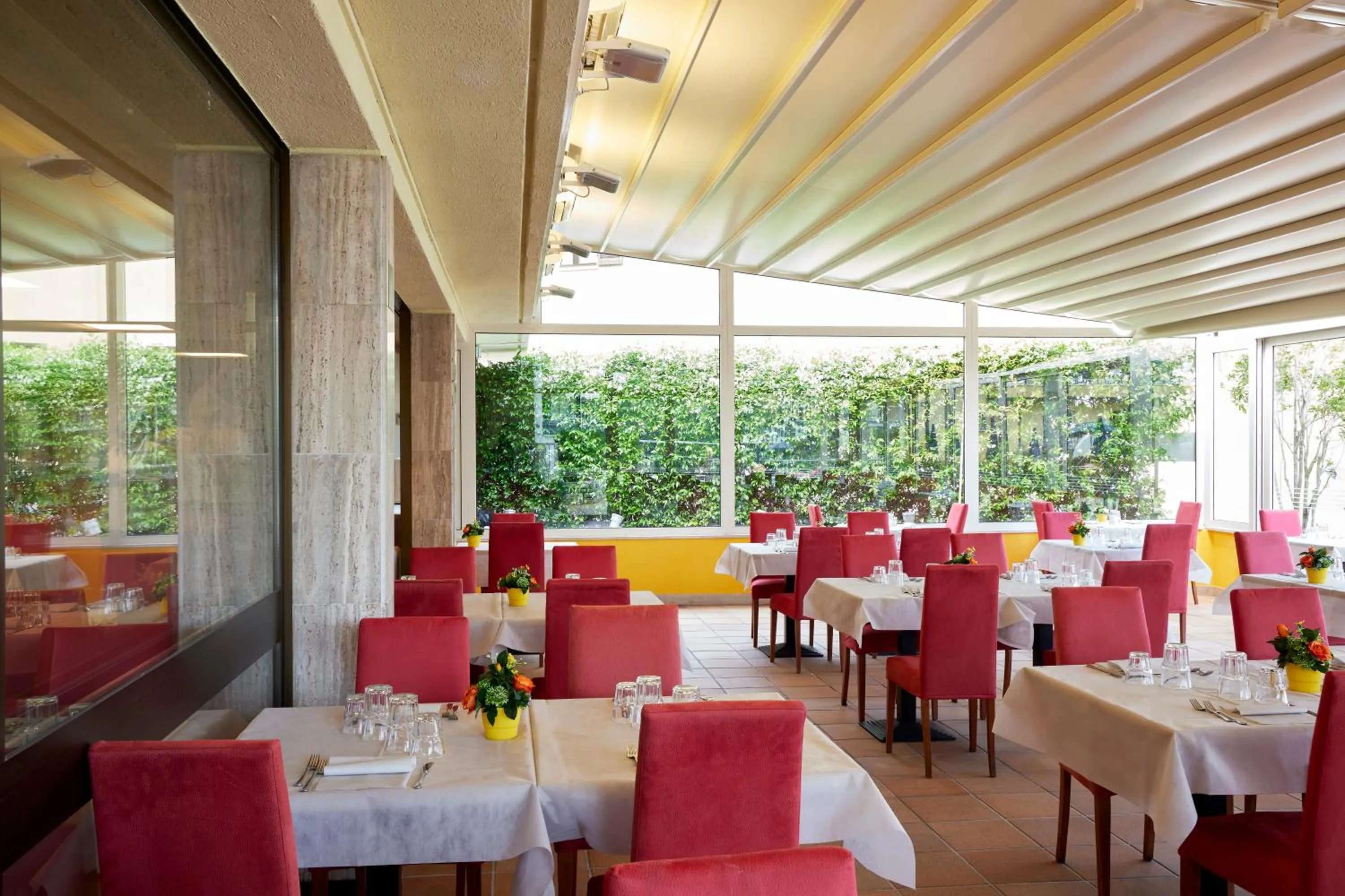 Restaurant/places to eat in Hotel Royal Village