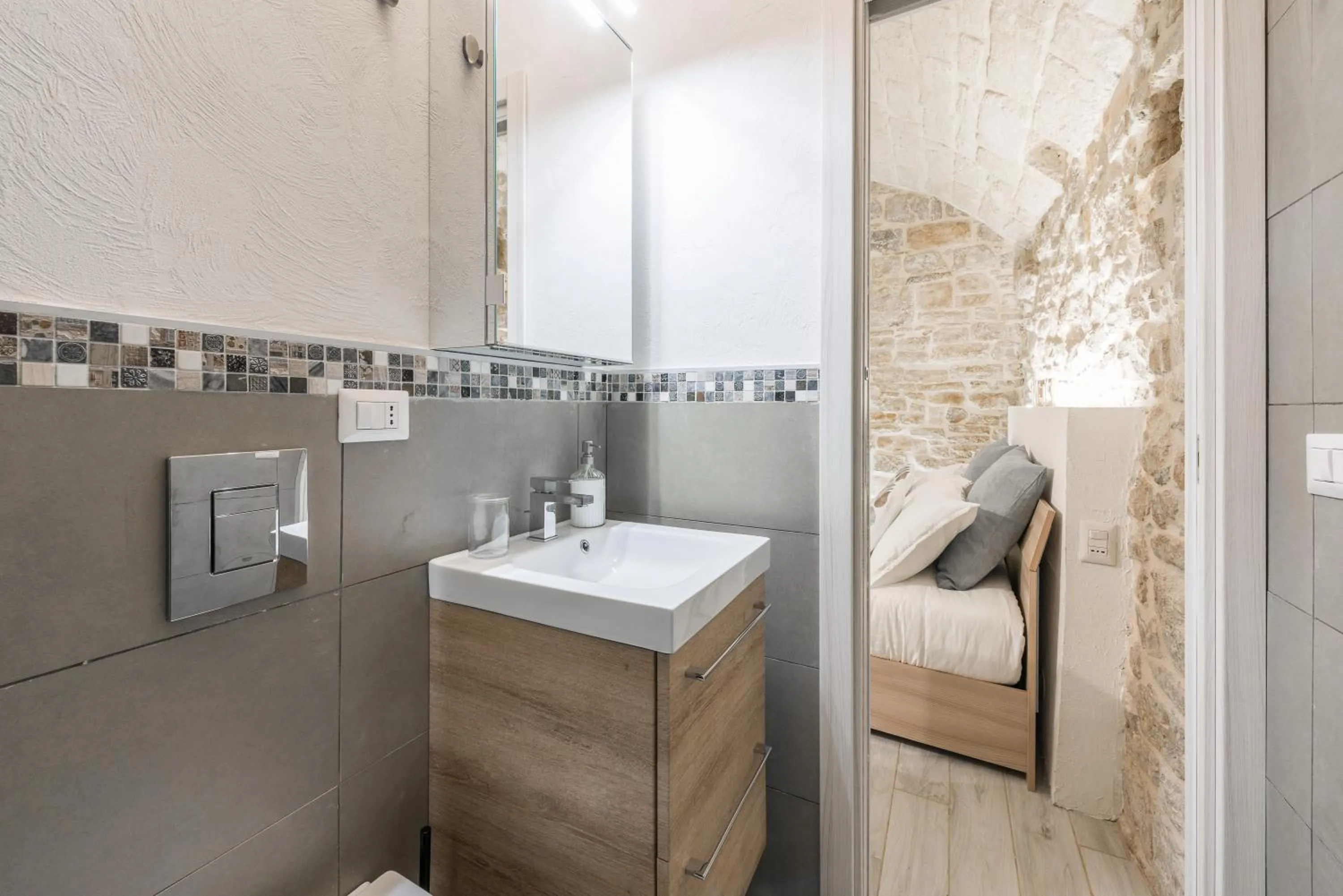 Bathroom in San Nicola Old Town Apartment Casatuabari