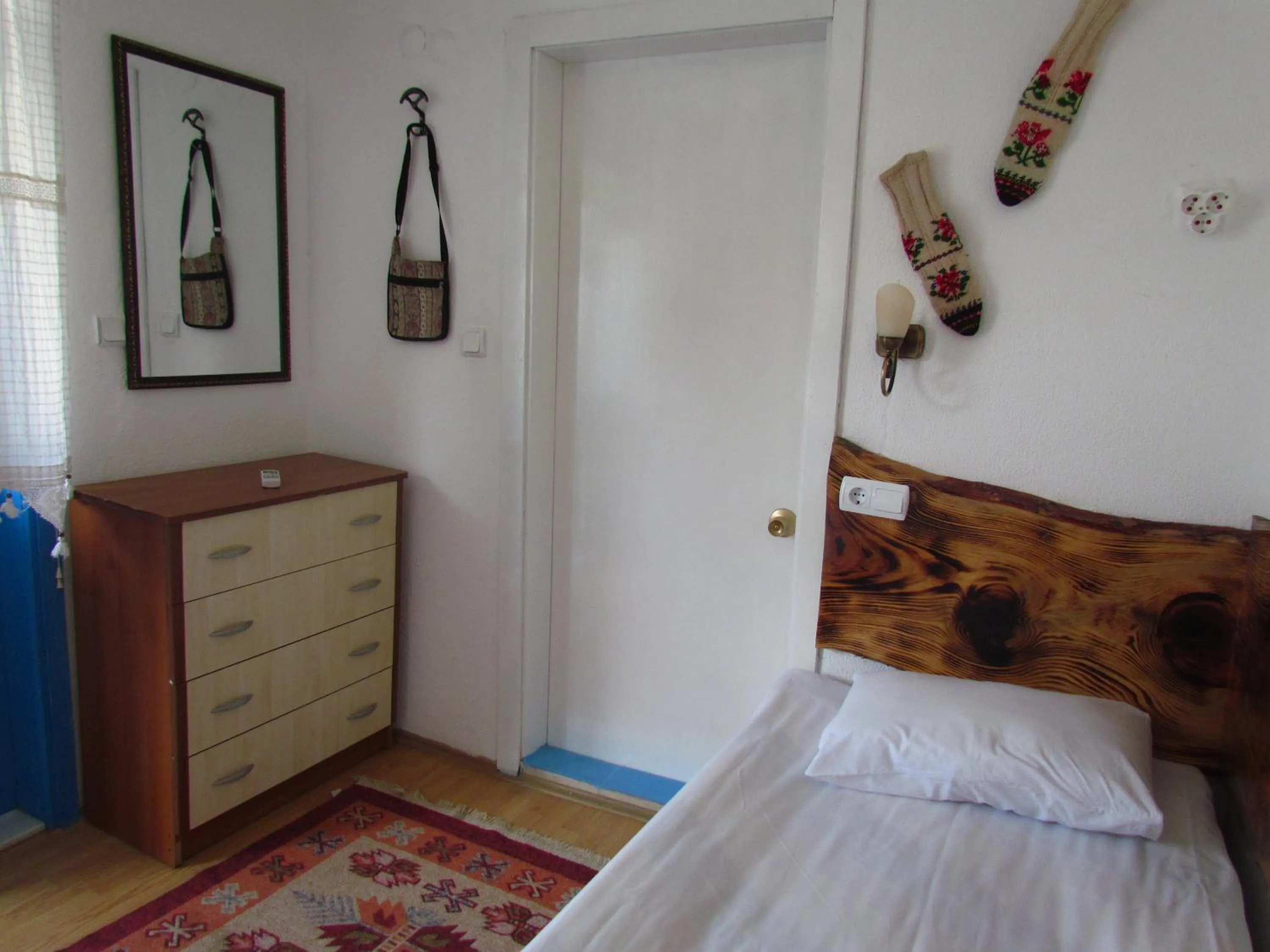 Bedroom, Bed in Amazon Antique