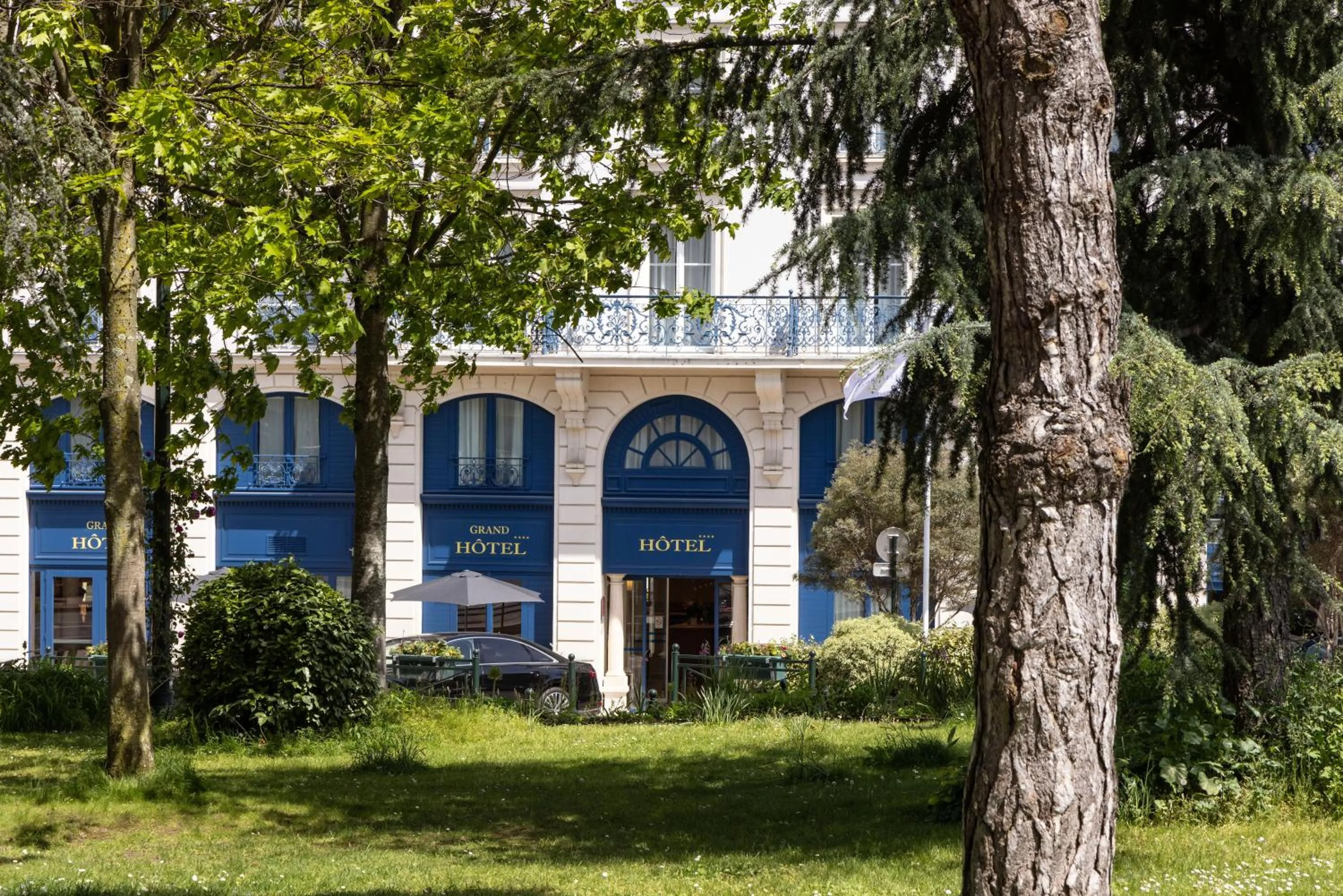 Facade/entrance in Le Plessis Grand Hotel