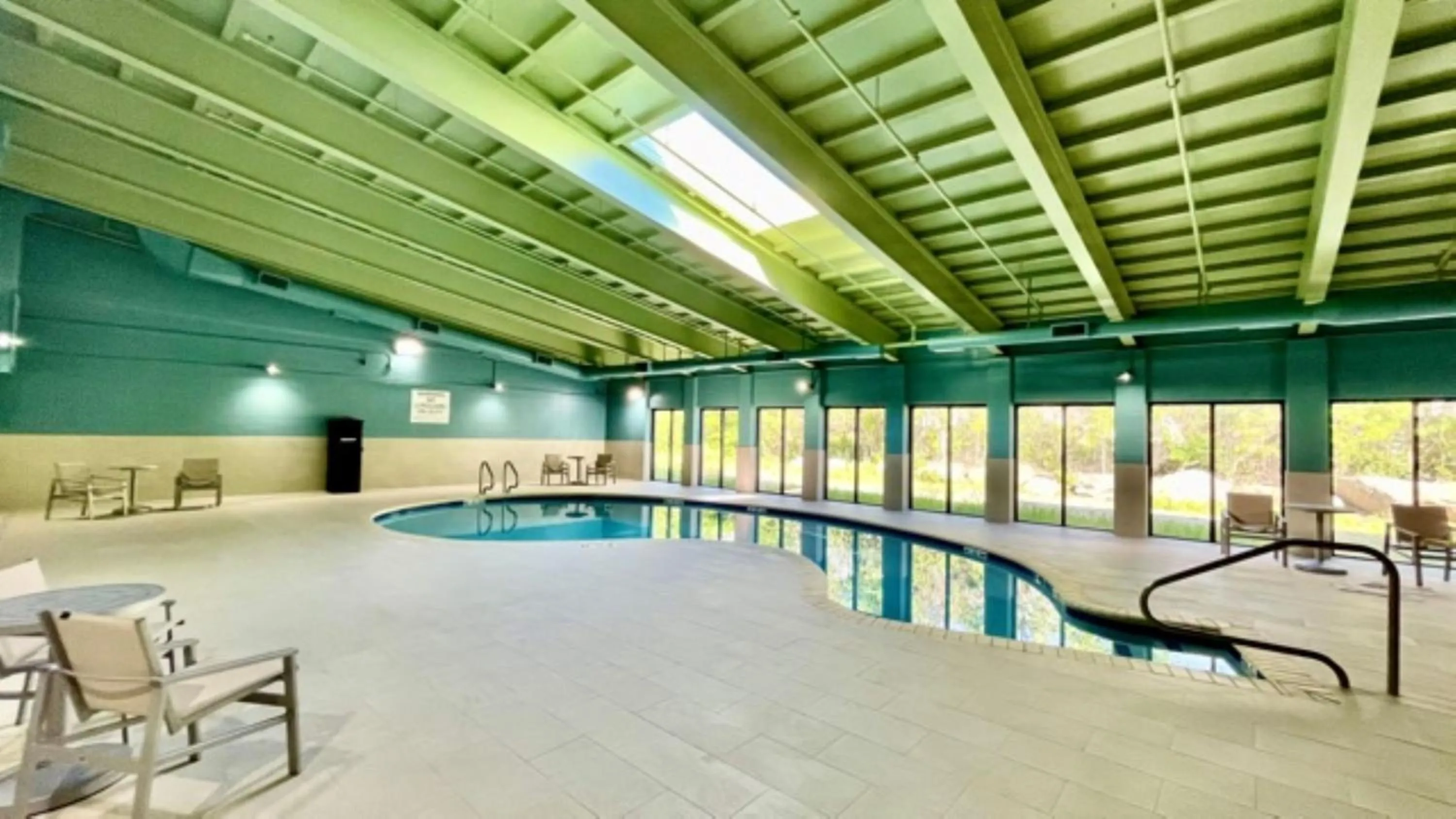 Swimming pool in Holiday Inn Express - Fall River North