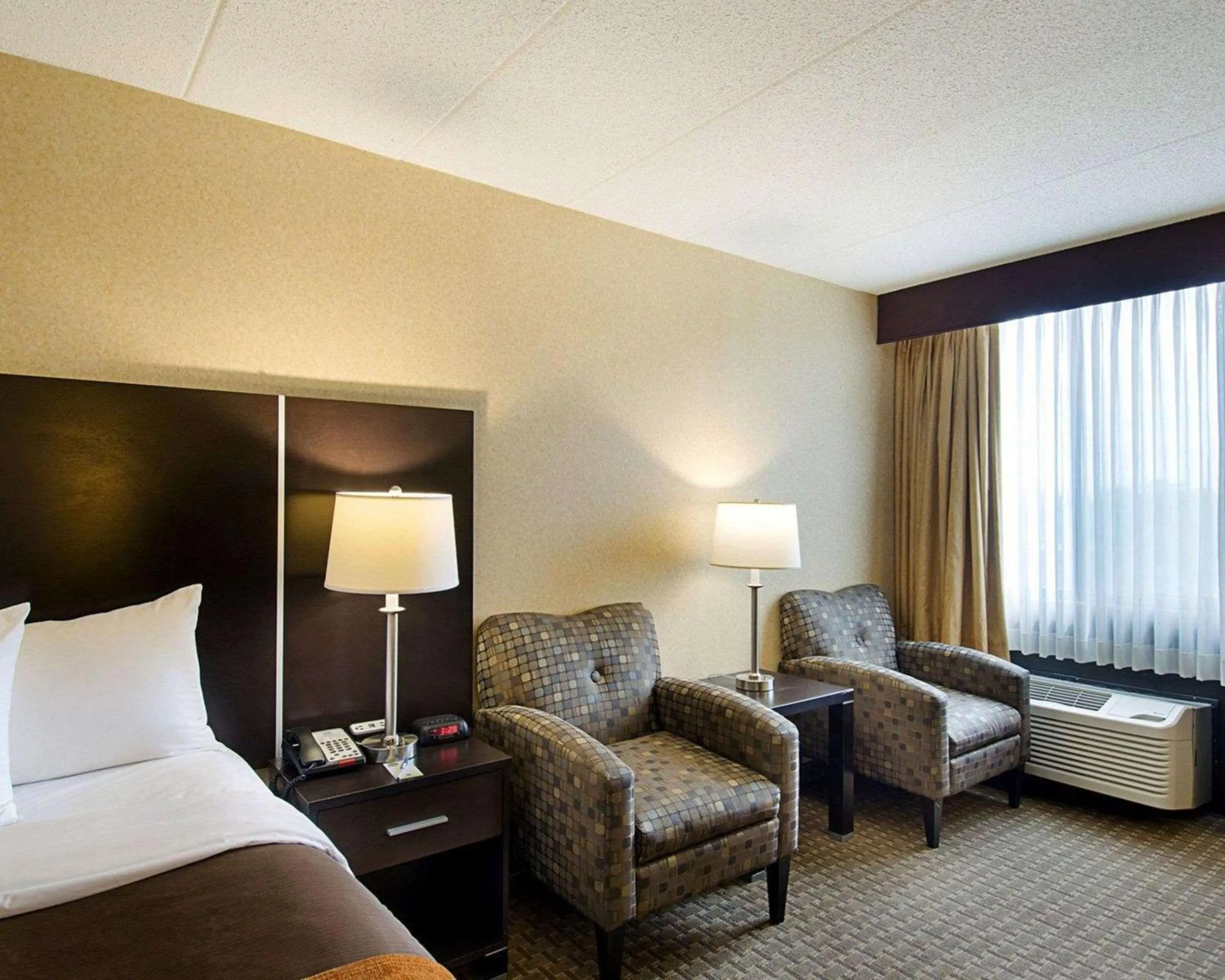 Photo of the whole room, Bed in Holiday Inn Express - Fall River North