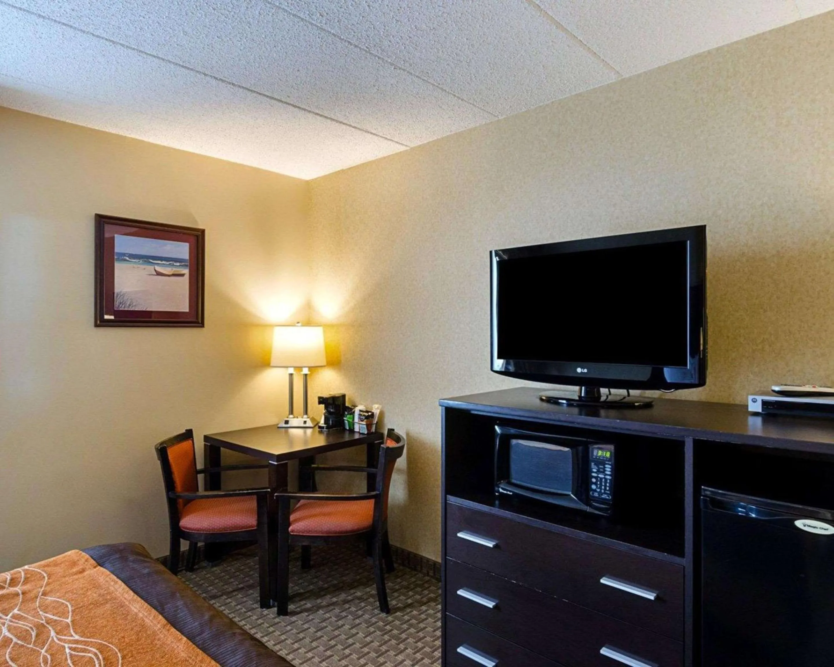 Photo of the whole room, Bed in Holiday Inn Express - Fall River North