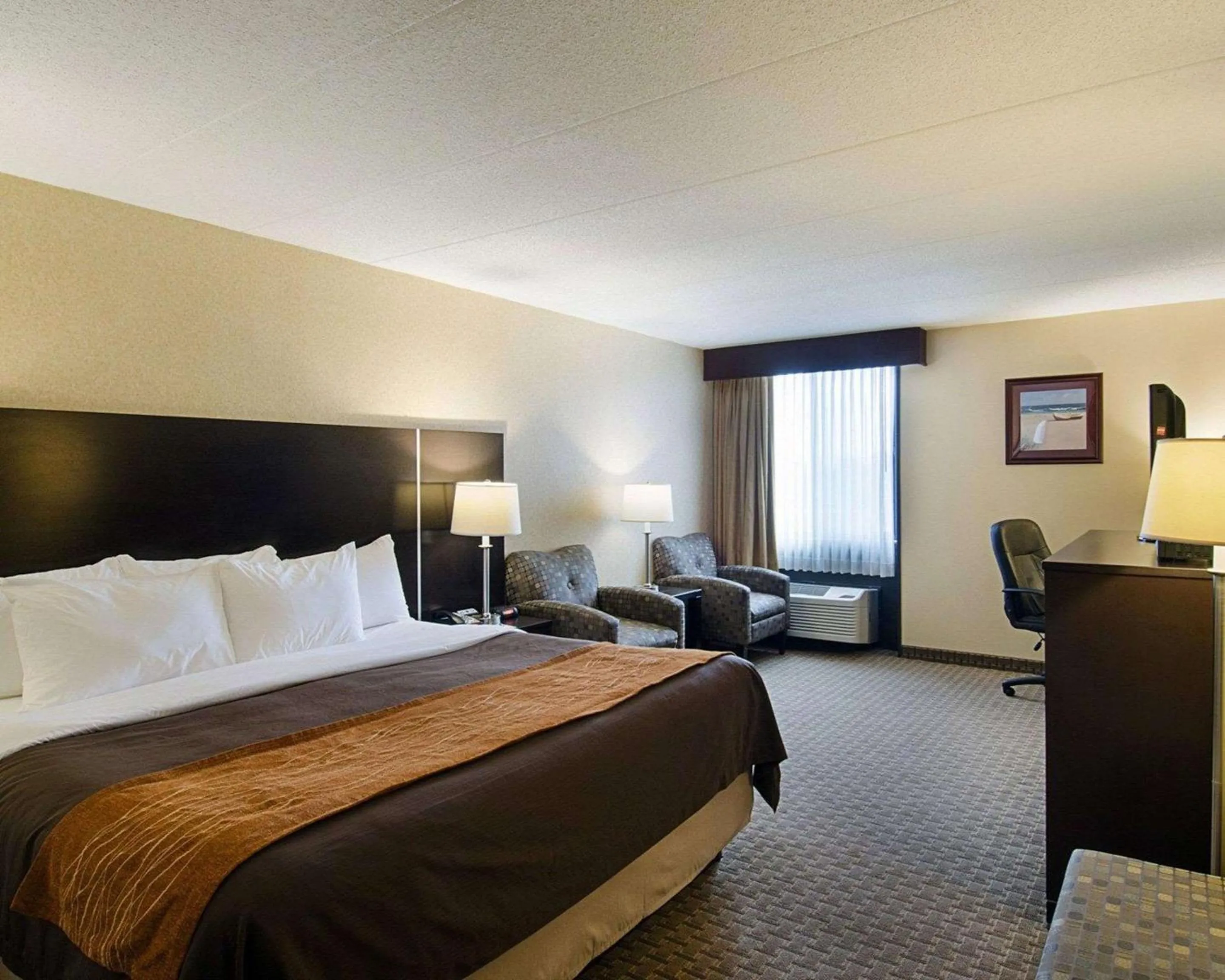 Photo of the whole room, Bed in Holiday Inn Express - Fall River North