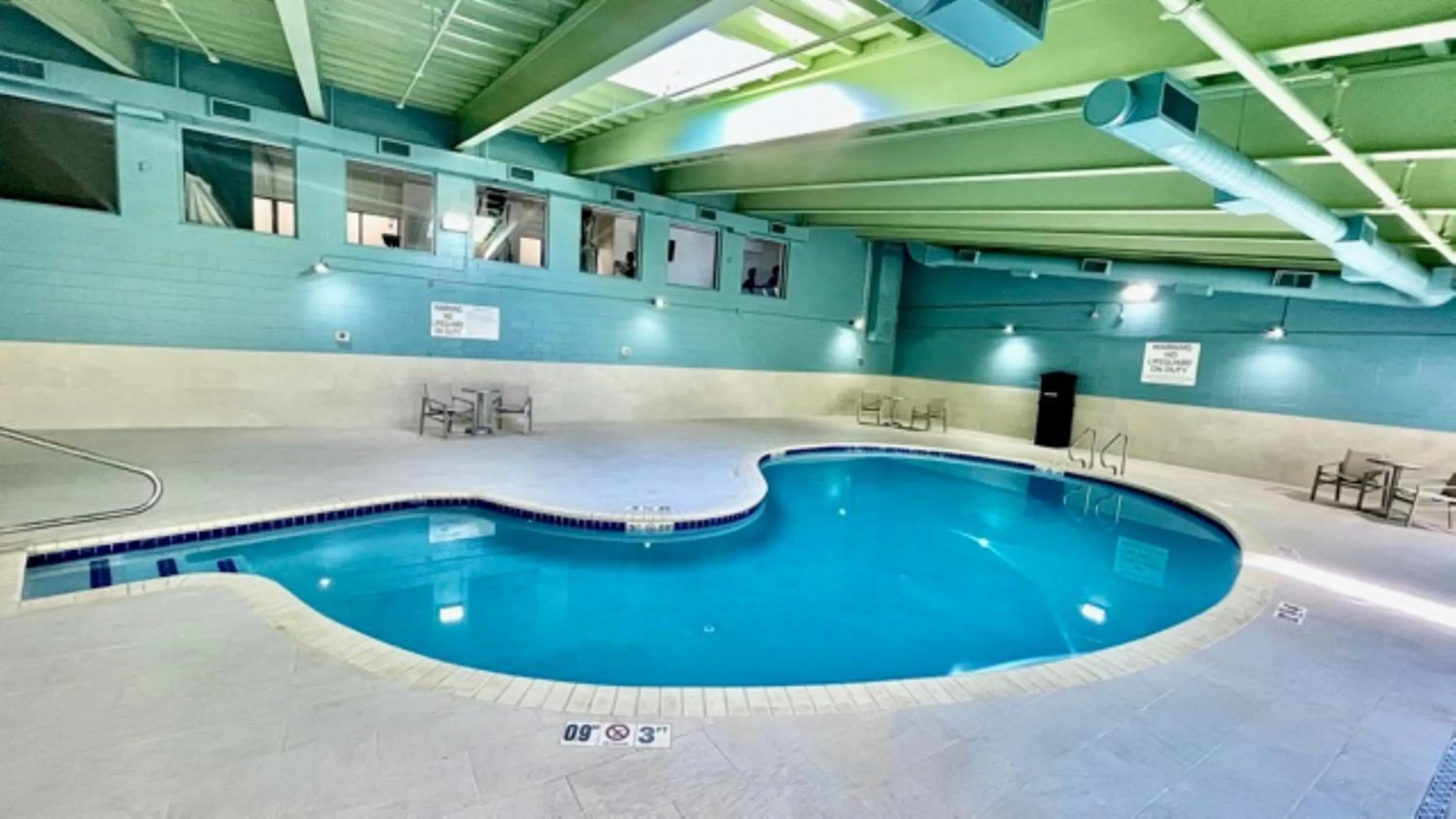 Swimming pool in Holiday Inn Express - Fall River North