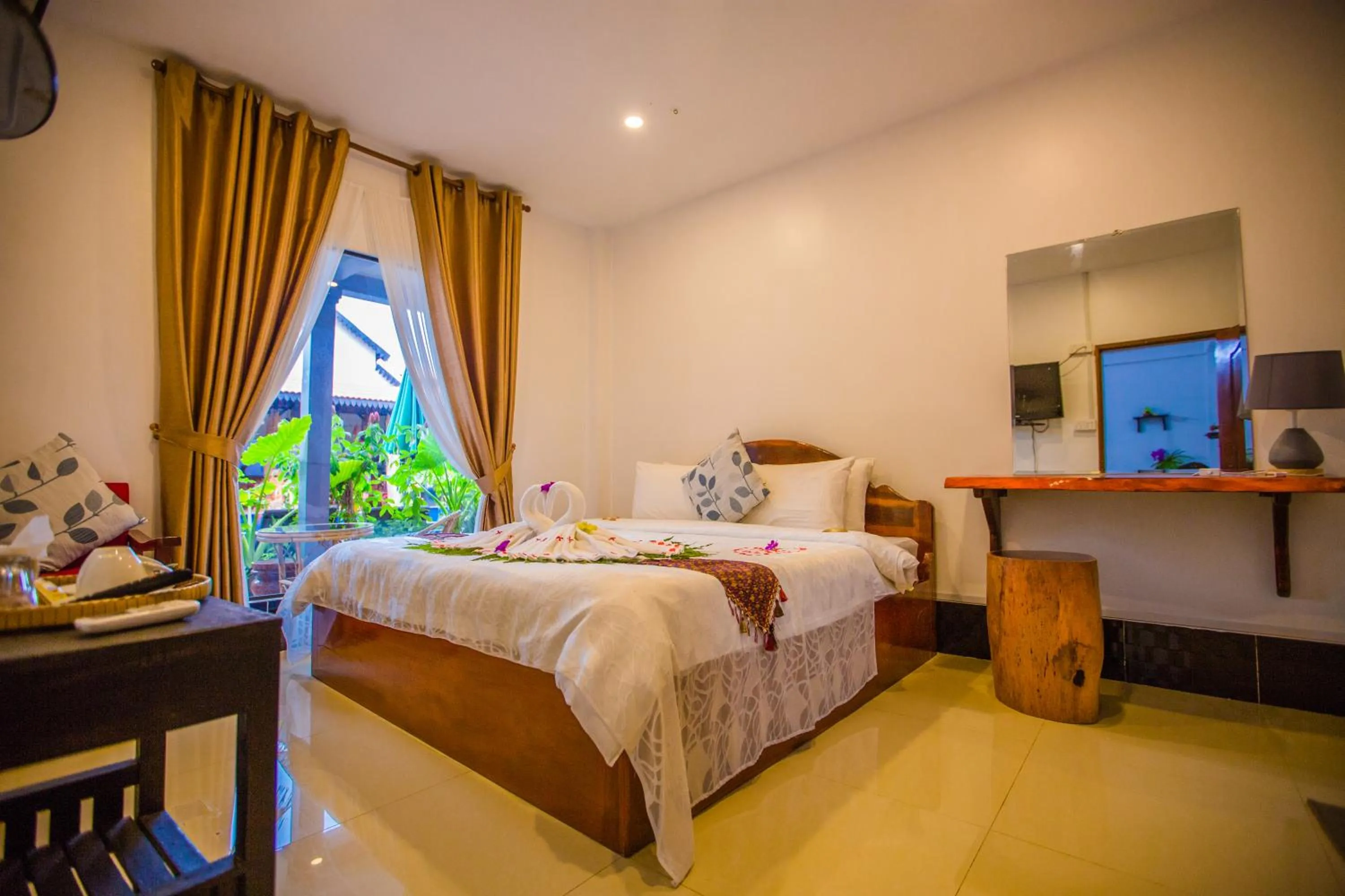 Photo of the whole room, Bed in Moloppor Villa