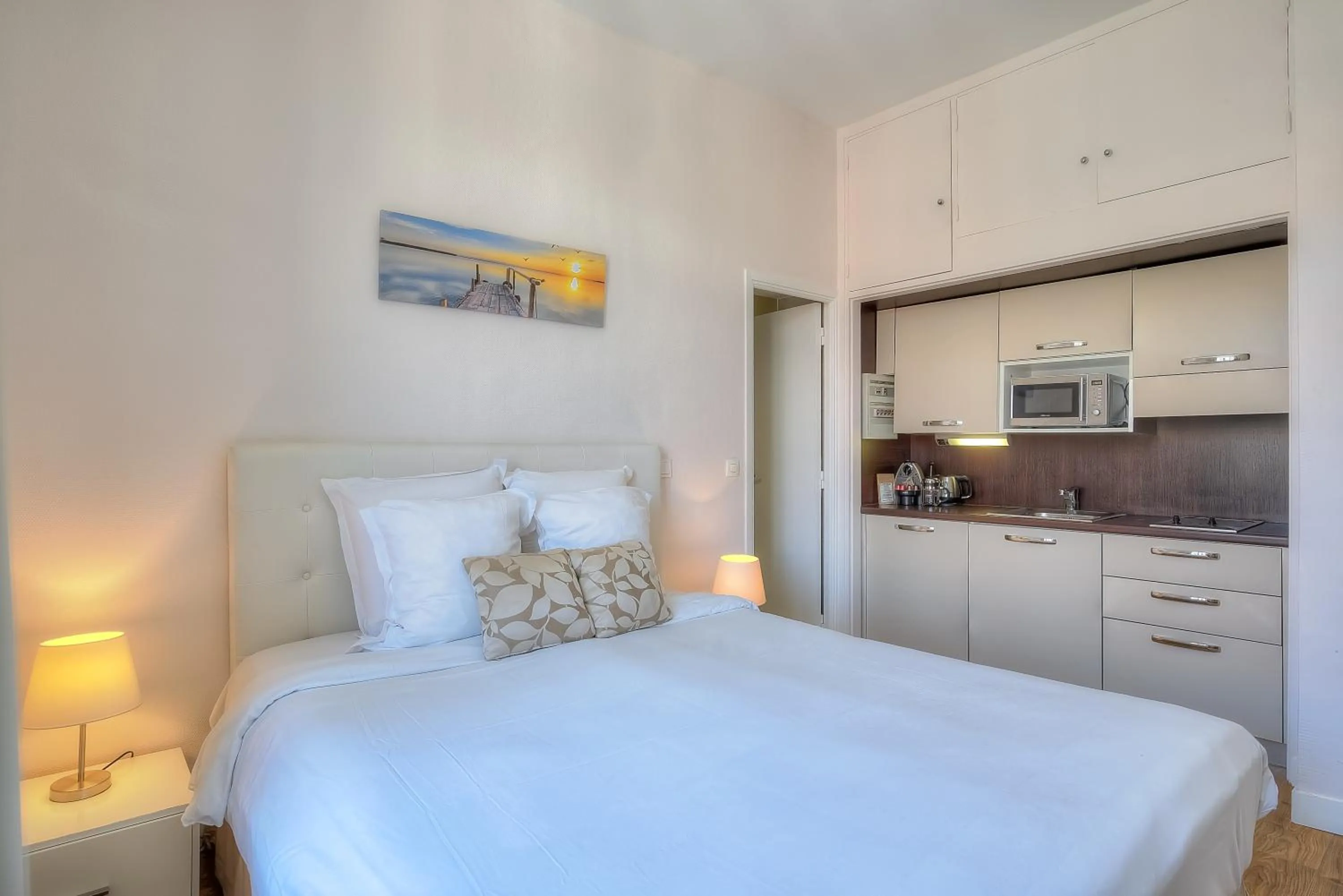 Kitchen or kitchenette, Bed in Maison Lamartine - Nice