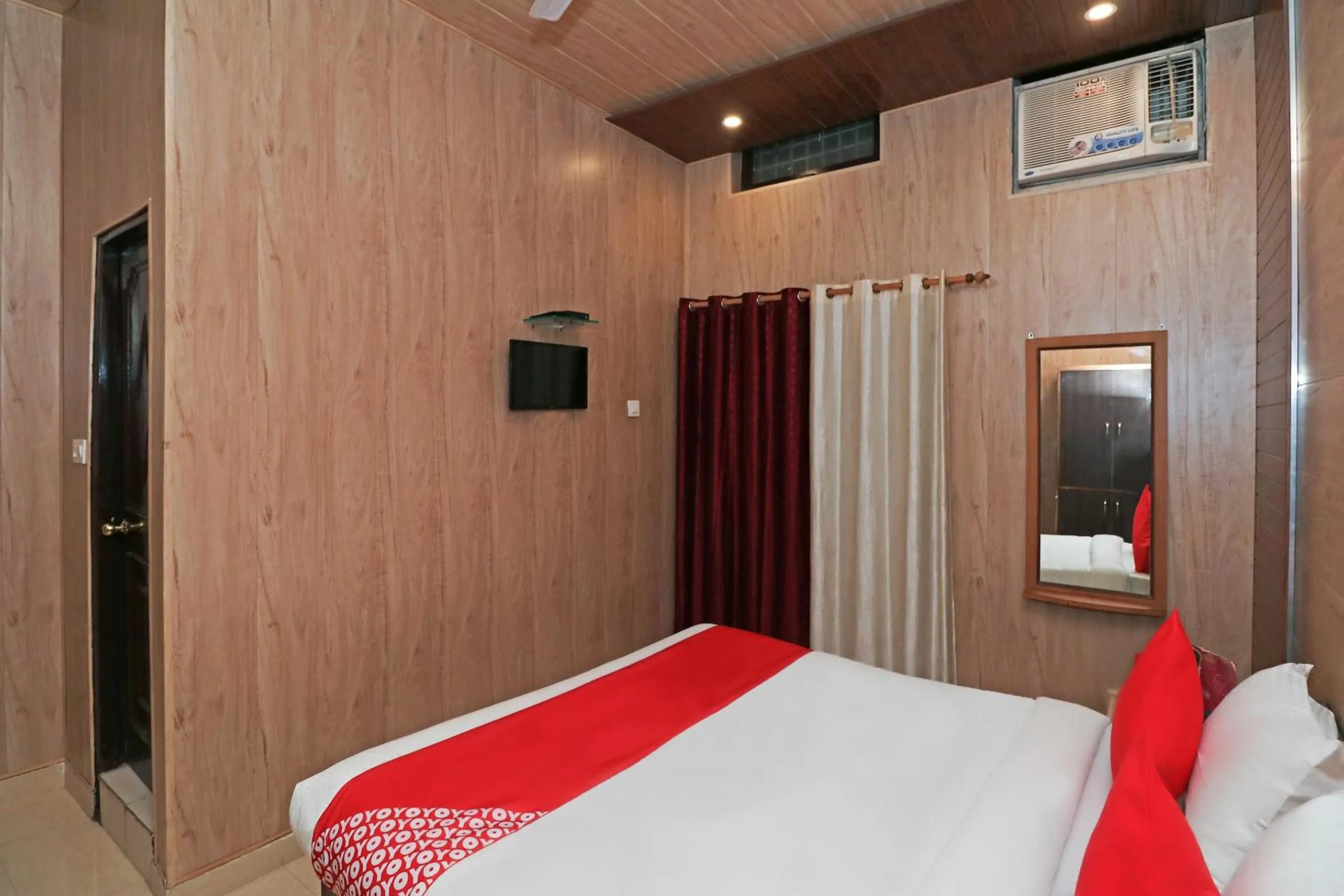 Bedroom, Bed in Hotel O Mahalaxmi Palace