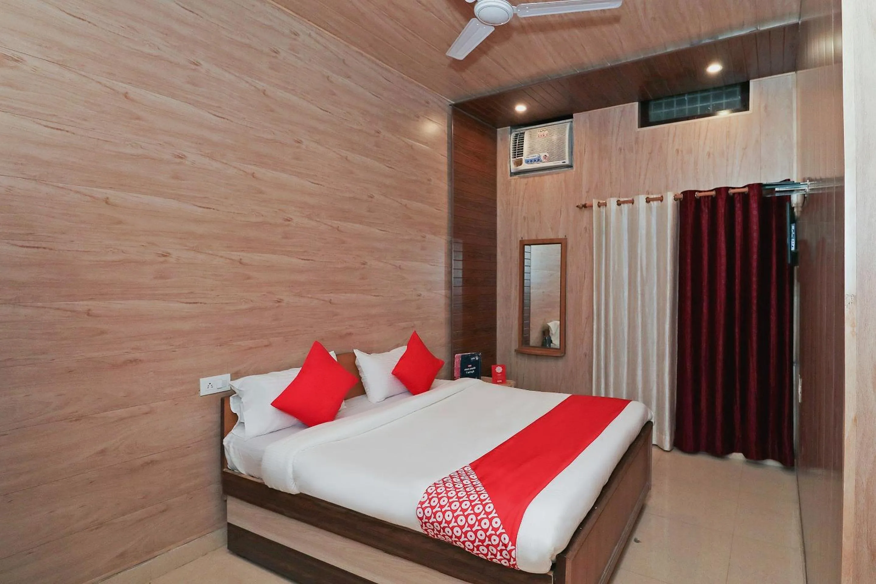 Facade/entrance, Bed in Hotel O Mahalaxmi Palace