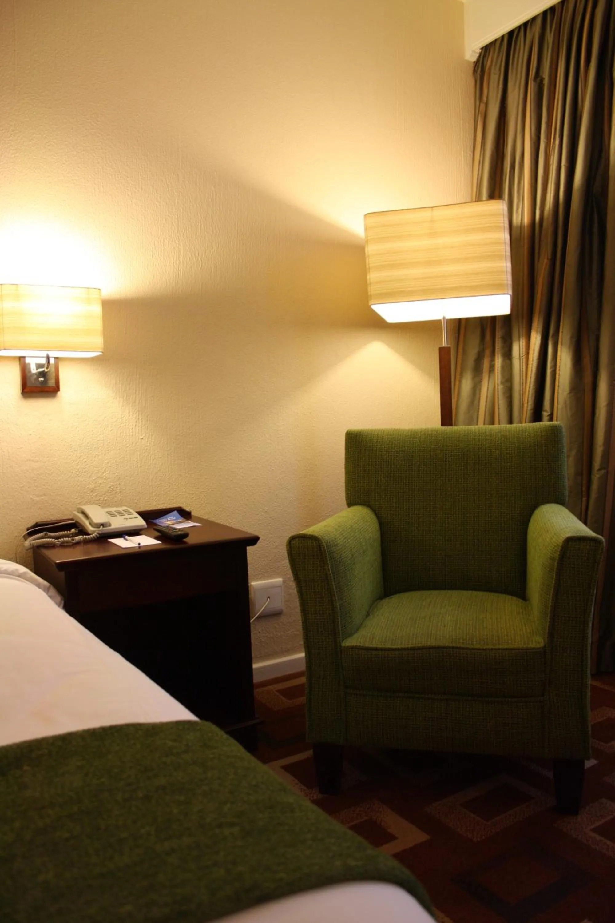 Photo of the whole room, Bed in Garden Court OR Tambo International Airport