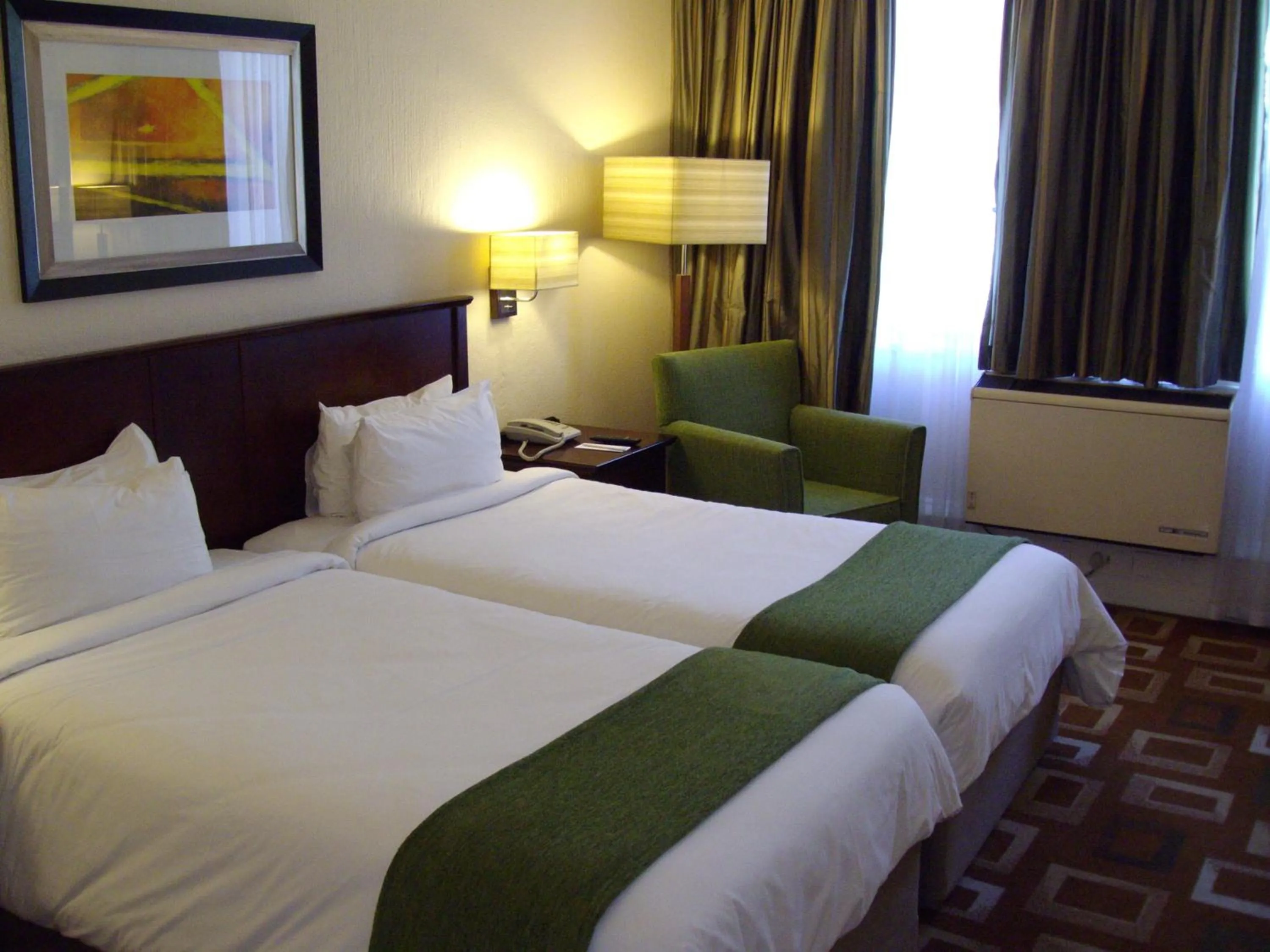 Photo of the whole room, Bed in Garden Court OR Tambo International Airport
