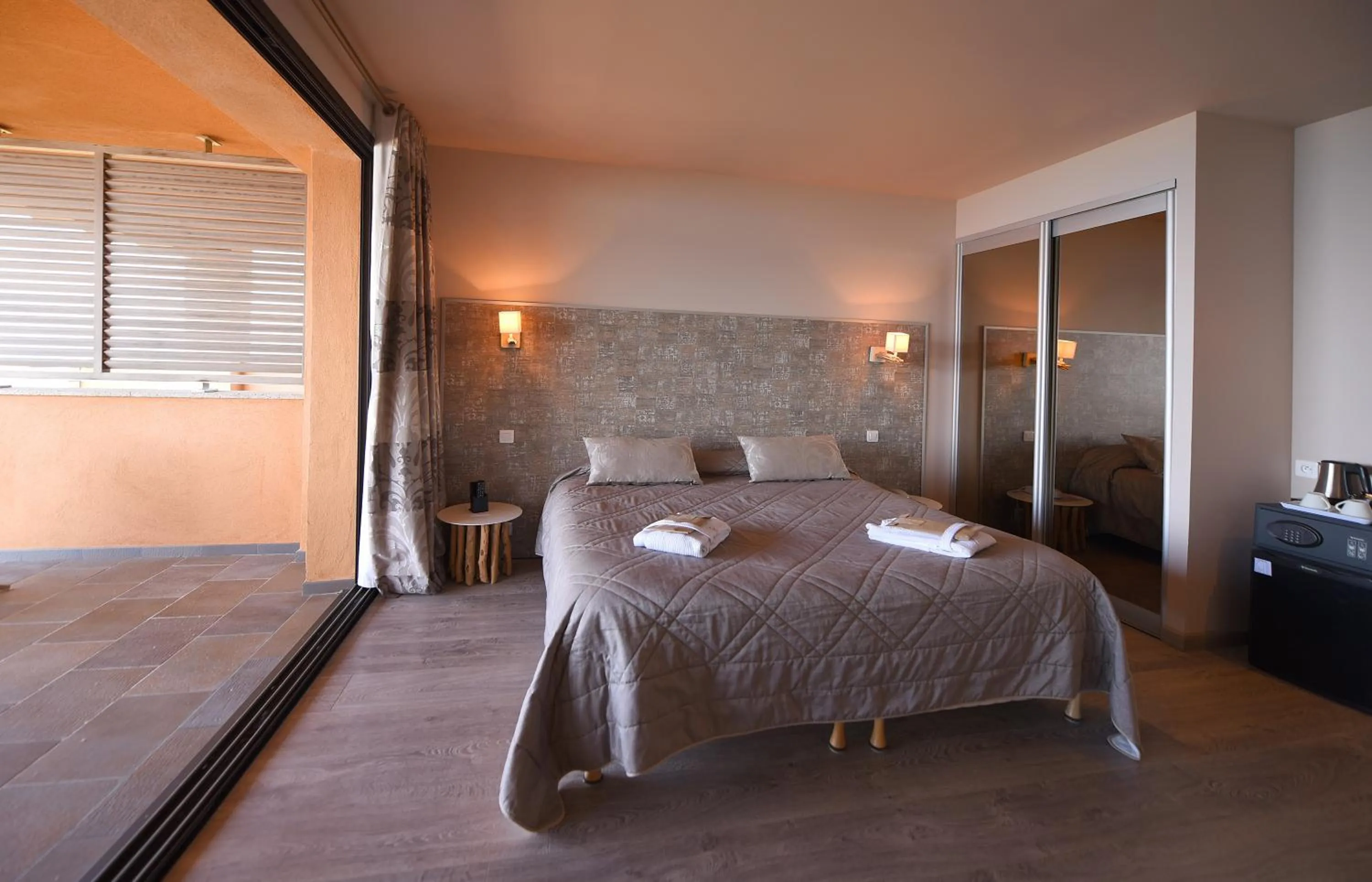 Photo of the whole room, Bed in Hôtel Abbartello
