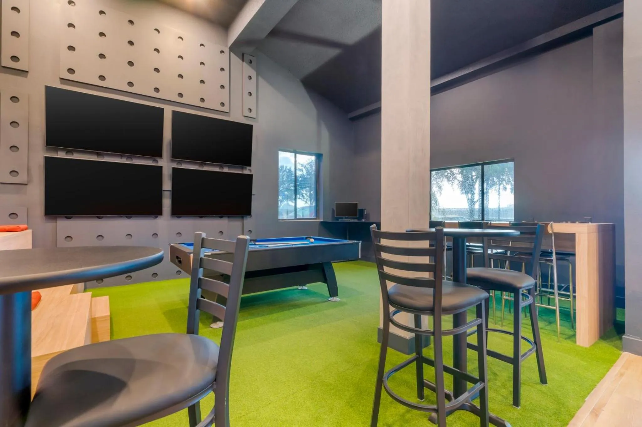 Lounge or bar in SPOT X Hotel Tampa - Wesley Chapel by The Red Collection