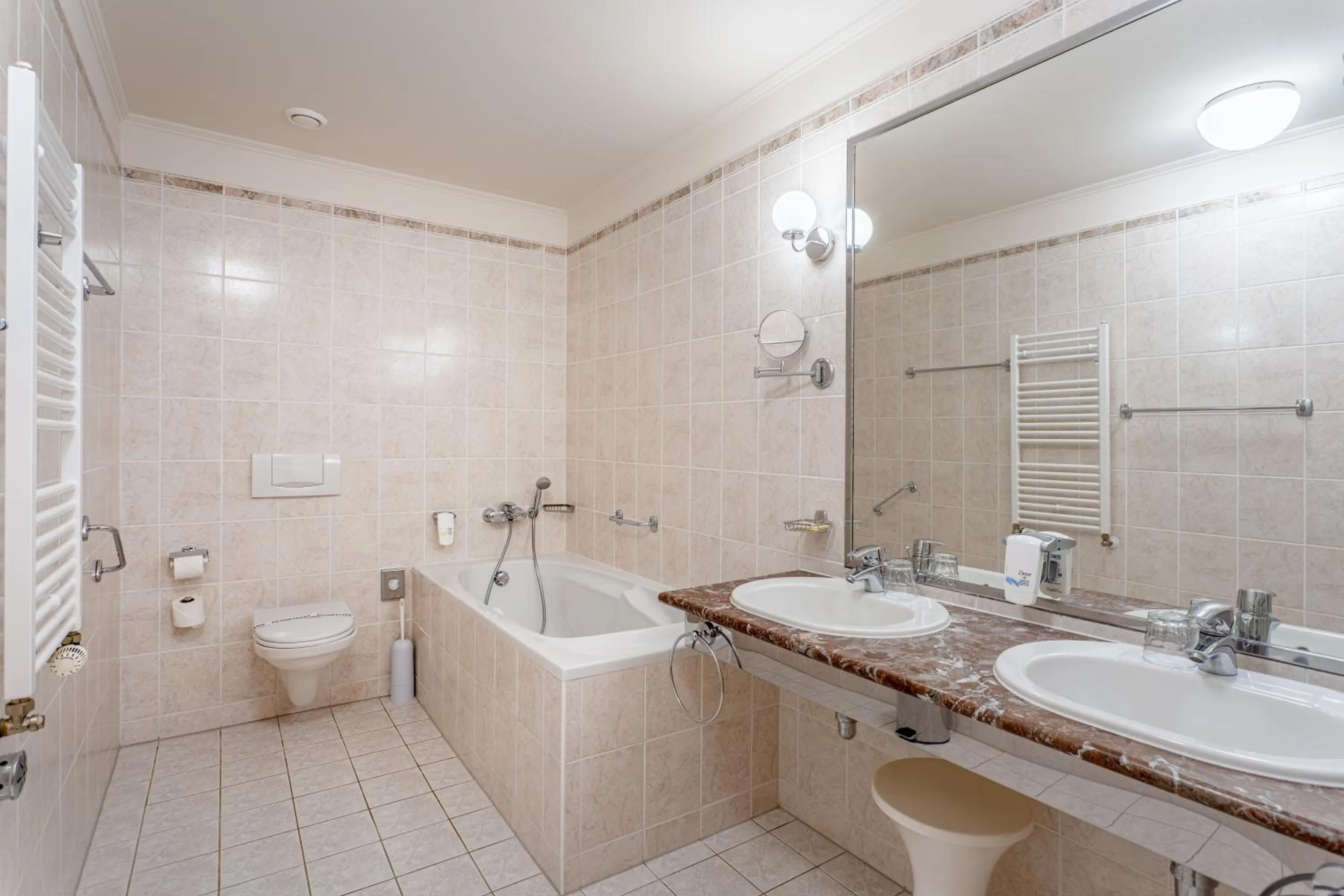 Shower in Hotel Radium Palace