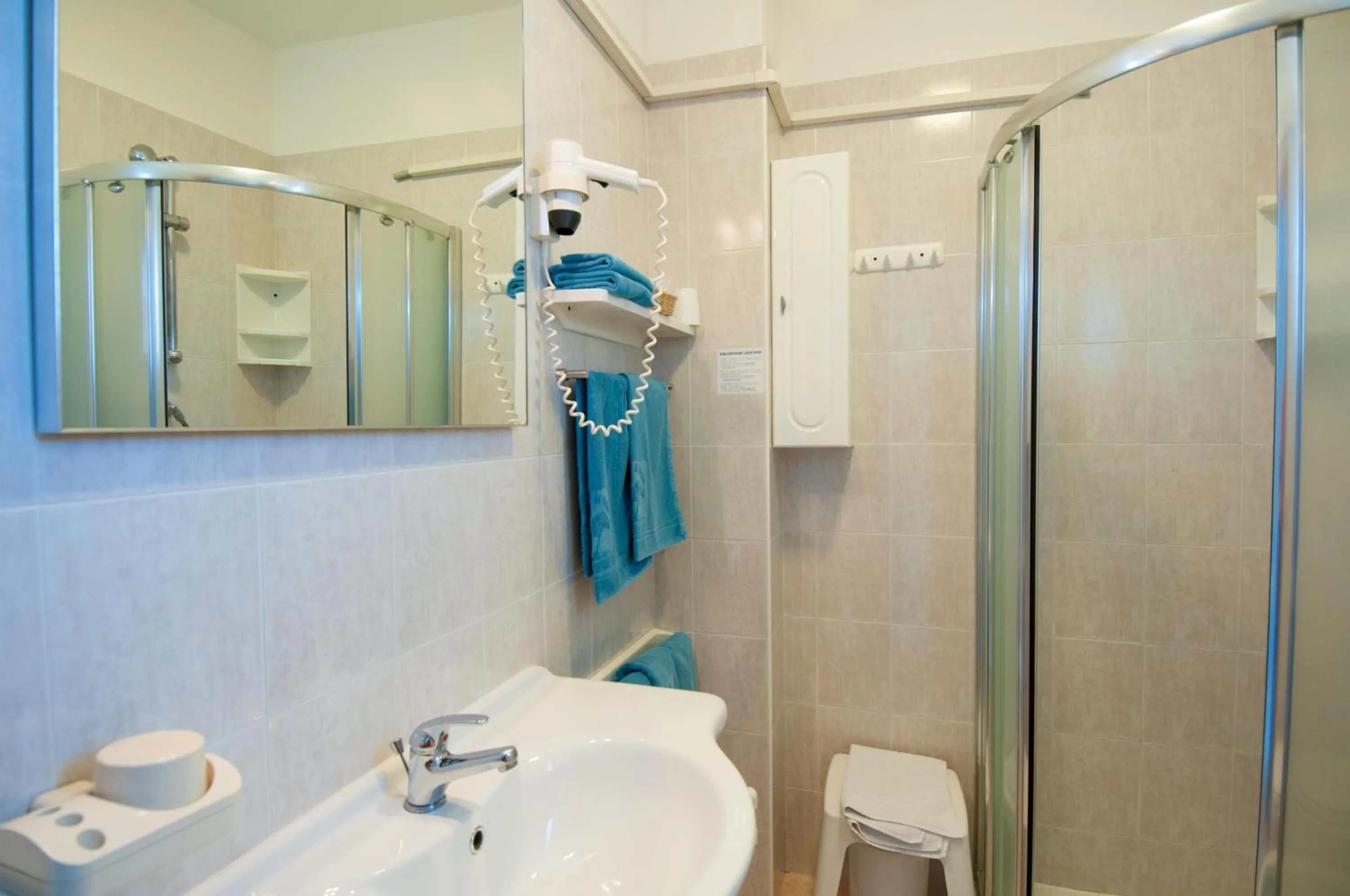 Shower in Hotel Ai Pini