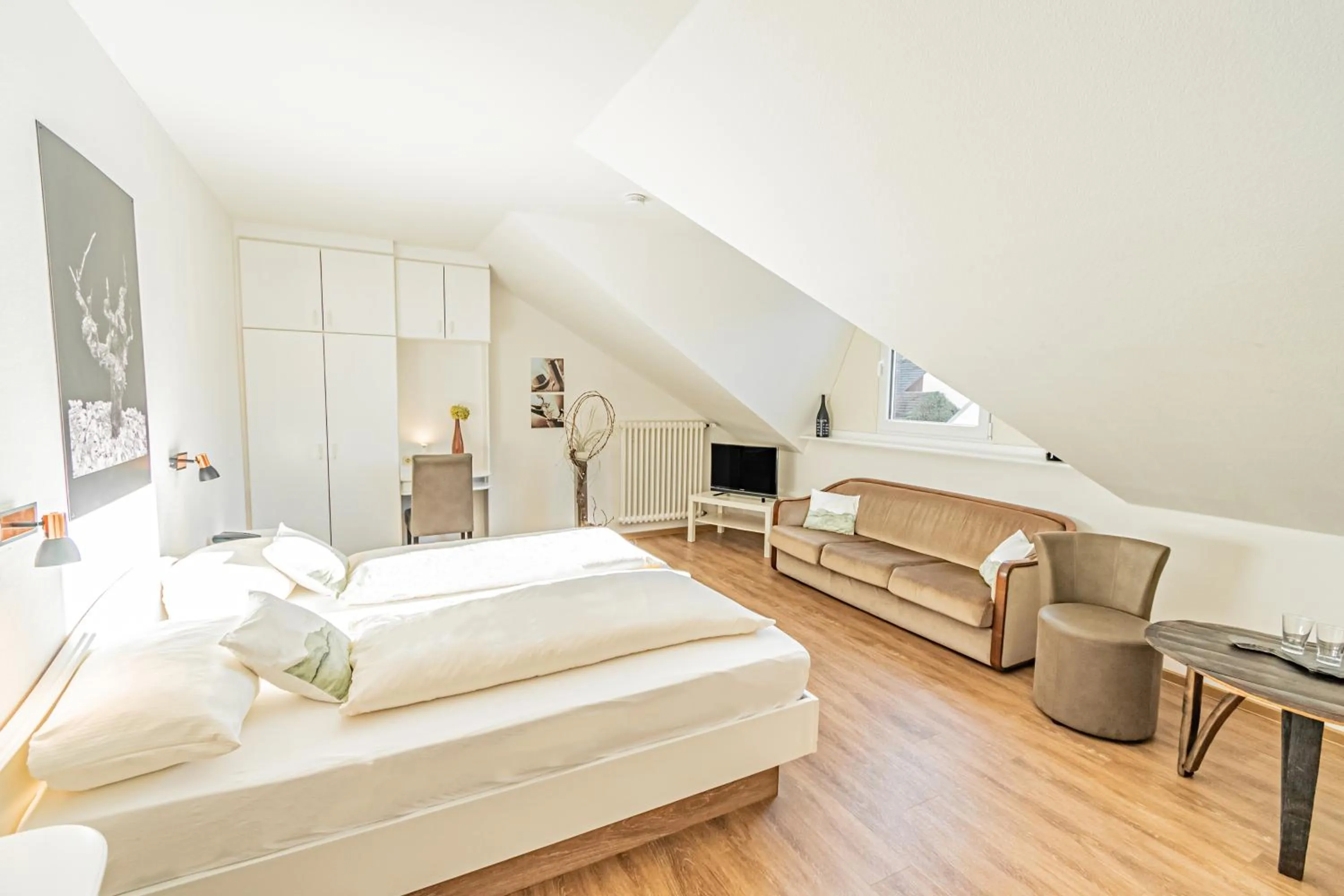 Photo of the whole room, Bed in Weinhotel Ayler Kupp