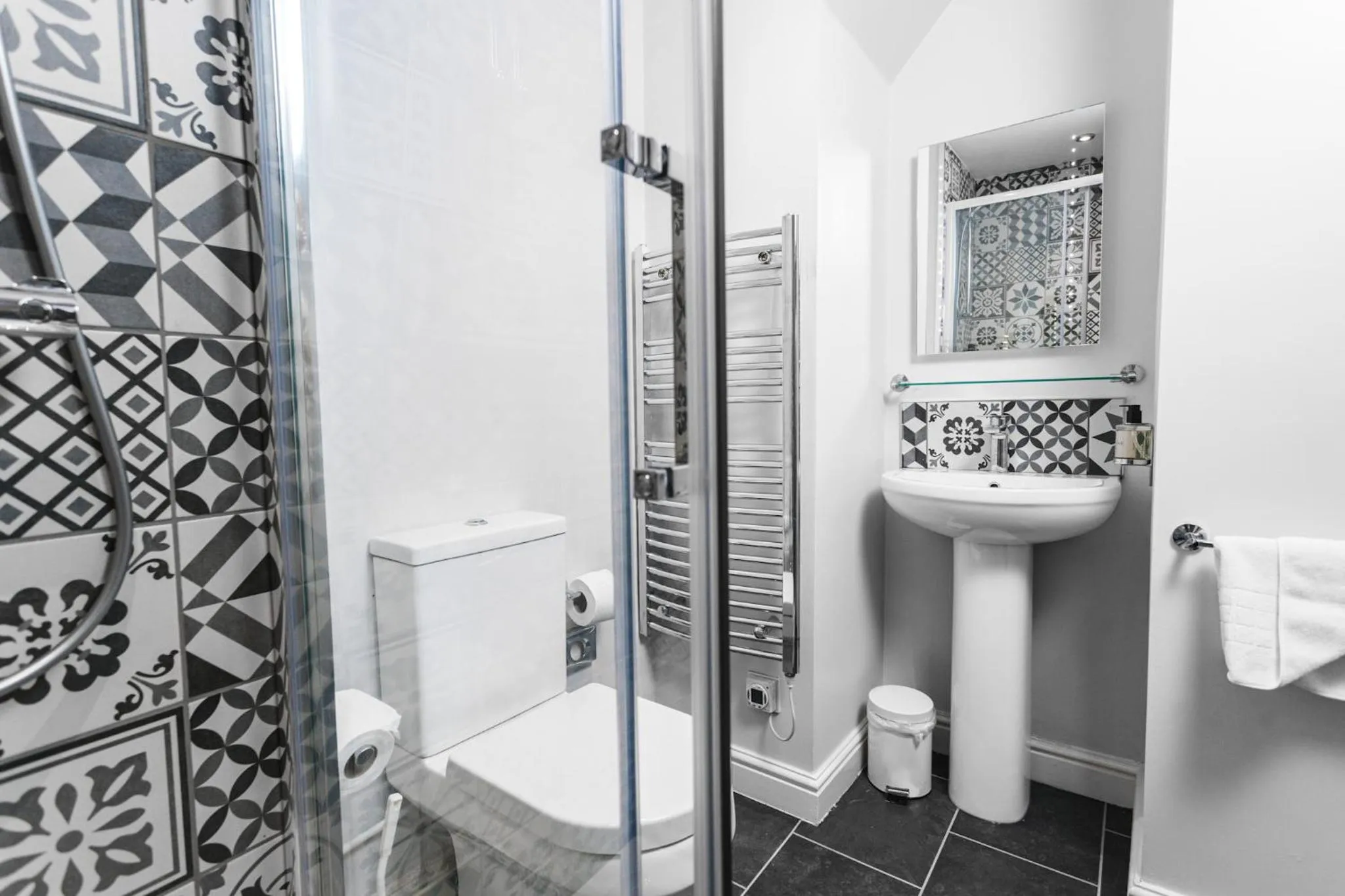 Bathroom in The Dog & Doublet Inn